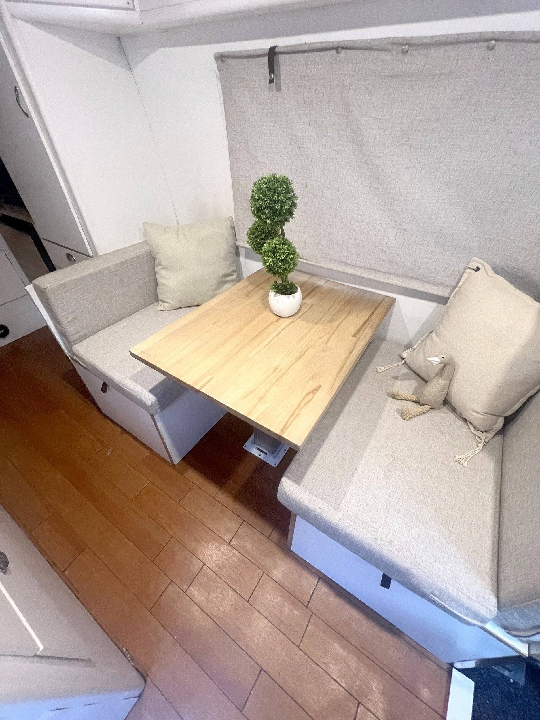 Dining Area Mercedes - Yescapa