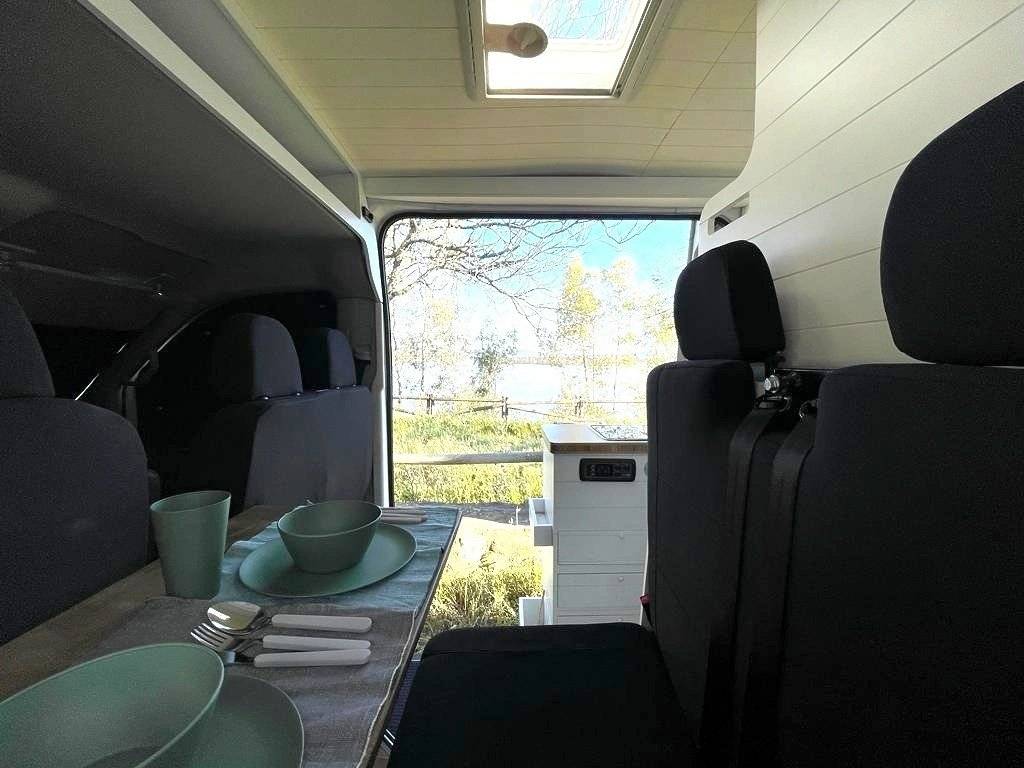 Dining Area Volkswagen - Yescapa
