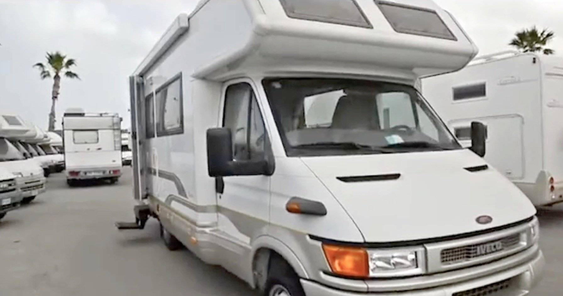 Vista de 3/4 Iveco 35C13 - Yescapa