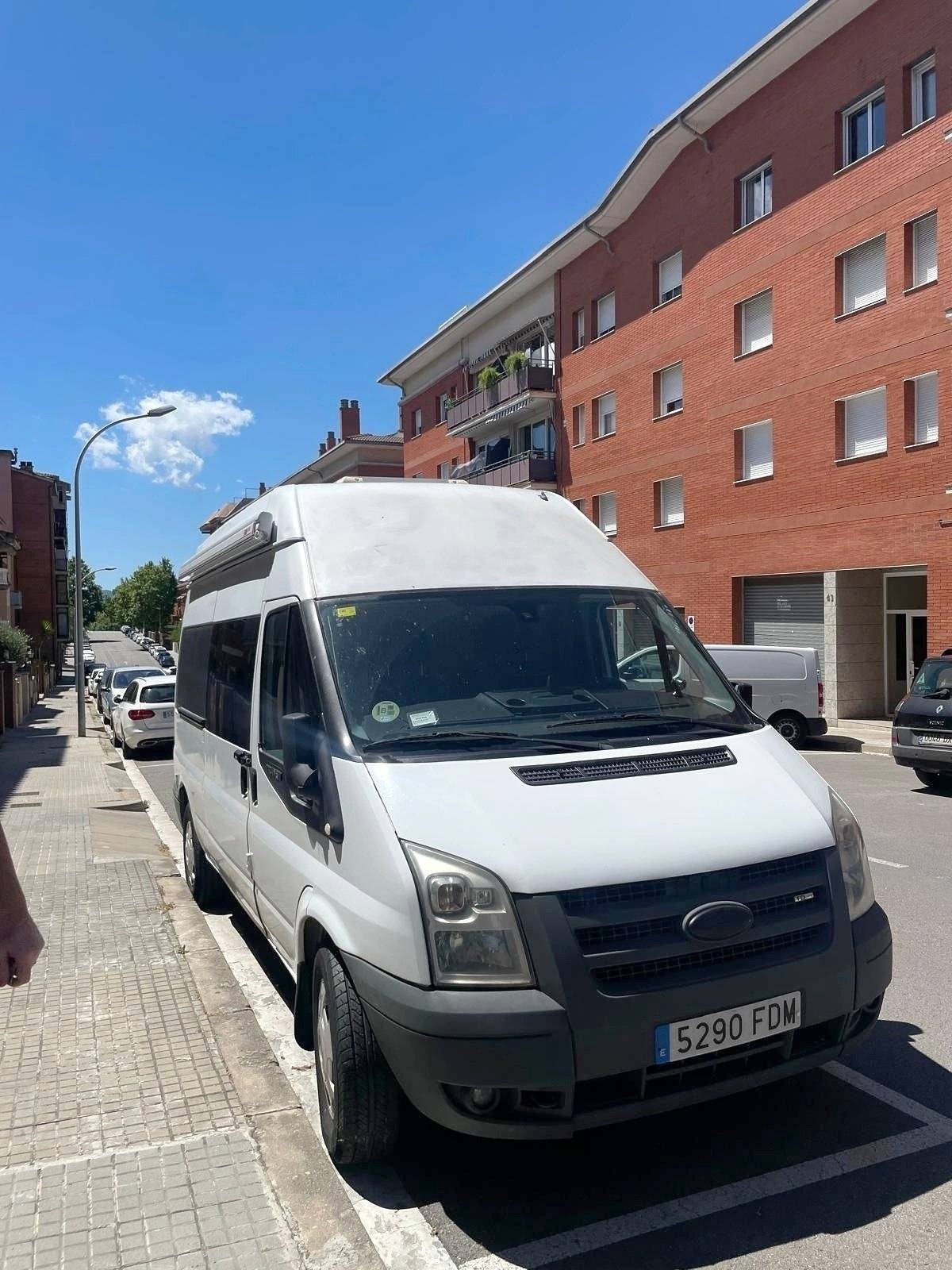Vista del vehículo ángulo delantero Ford Transit - Yescapa