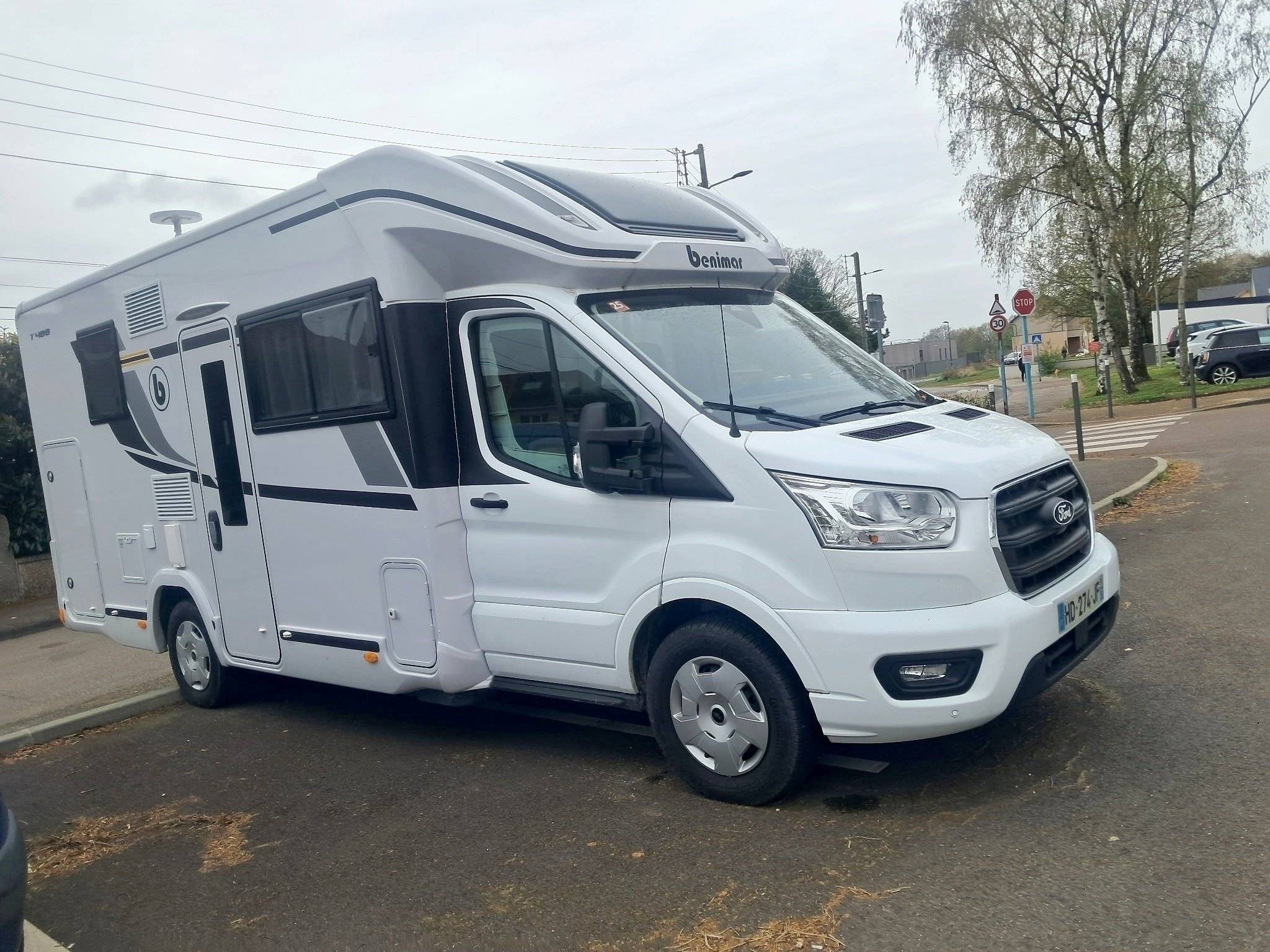 Vue avant de 3/4 Ford Transit 2,0 l 130 ch - Yescapa