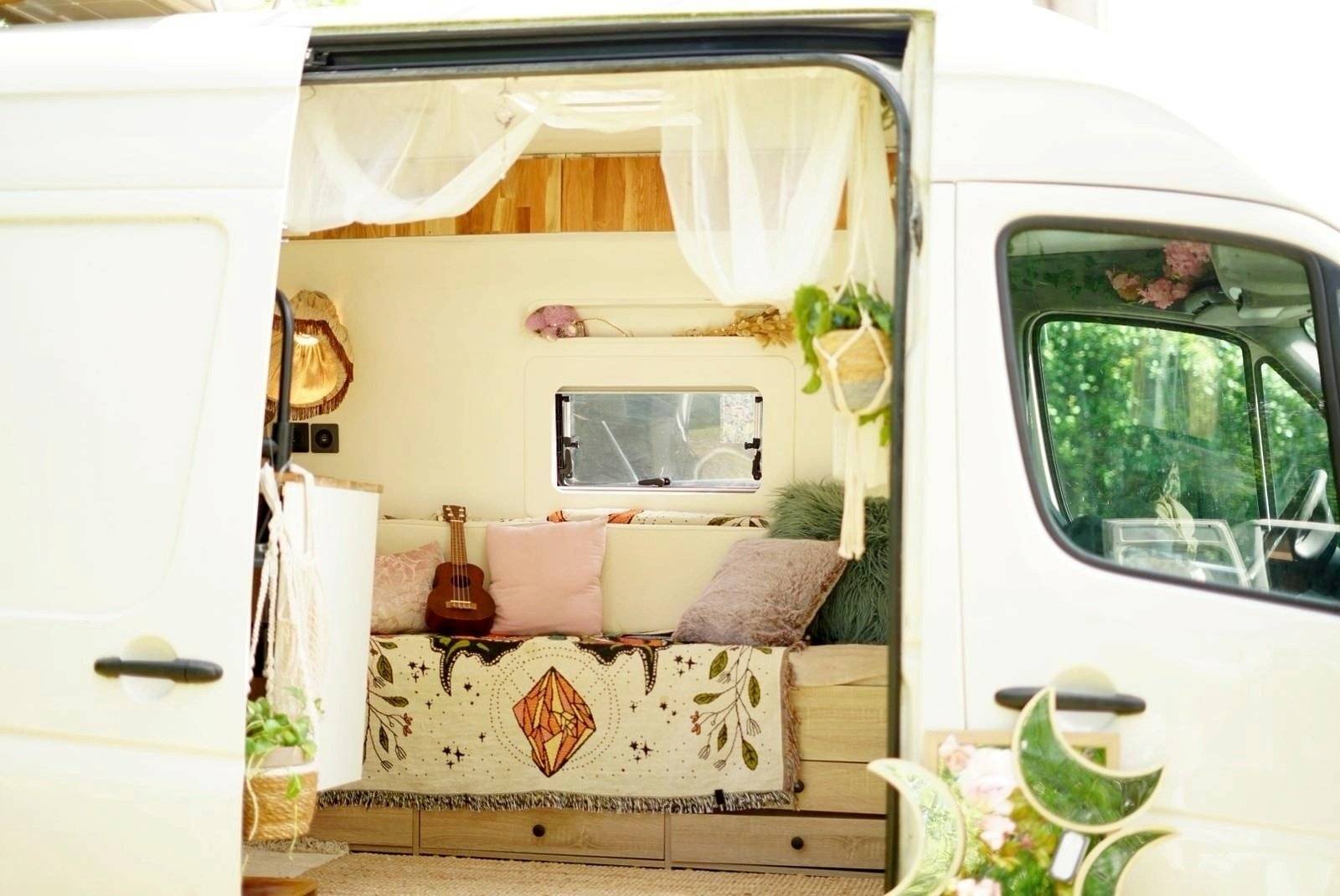 Front view from 3/4 Volkswagen Crafter 2,0 l 136 ch - Yescapa
