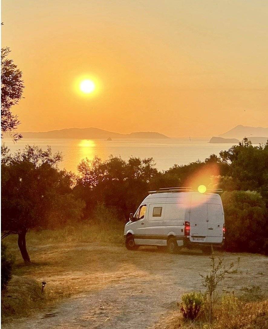 Vista frontale a ¾ Volkswagen Crafter 2,0 l 136 ch - Yescapa