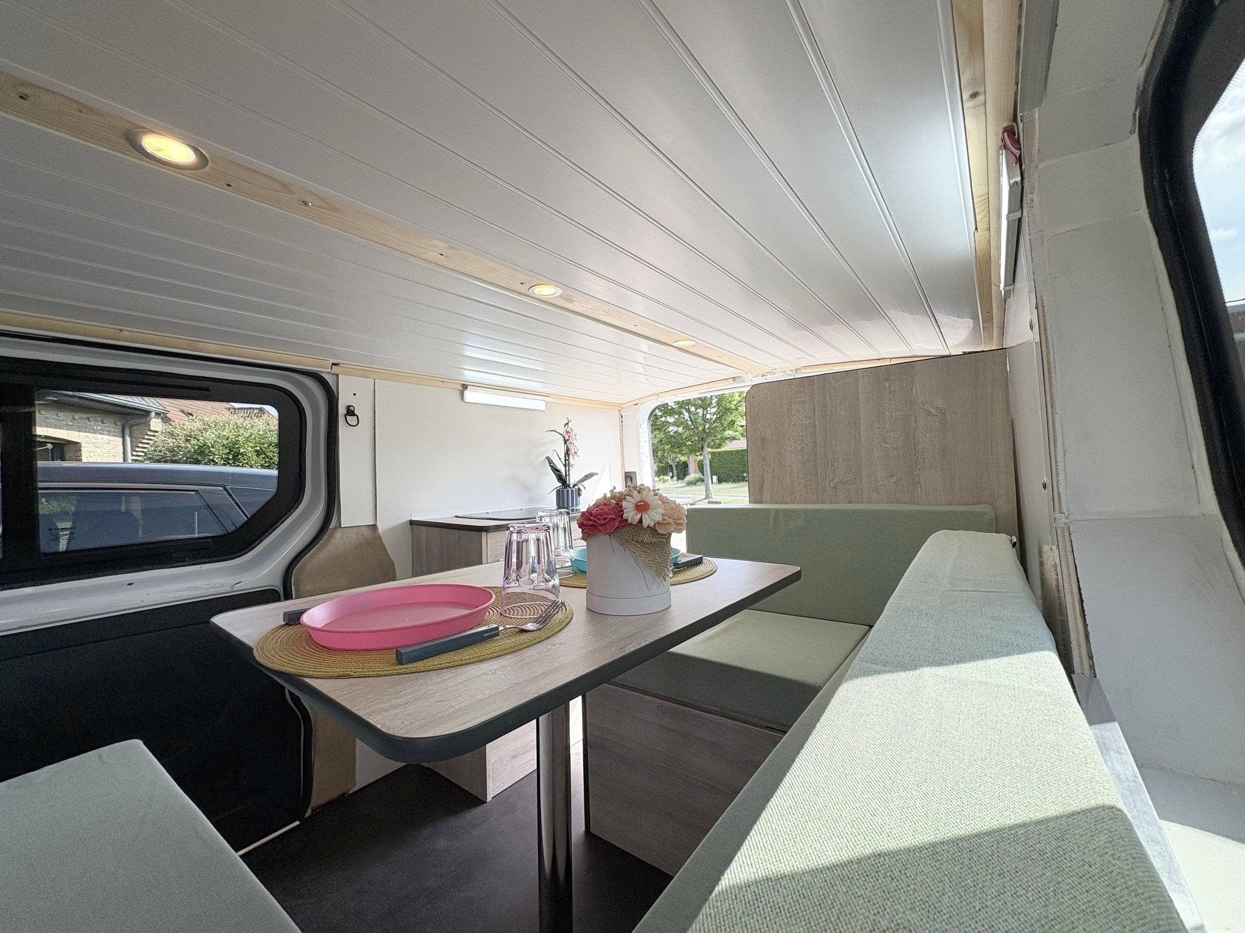 schräge Vorderansicht Renault trafic 3 H1L2 - Yescapa