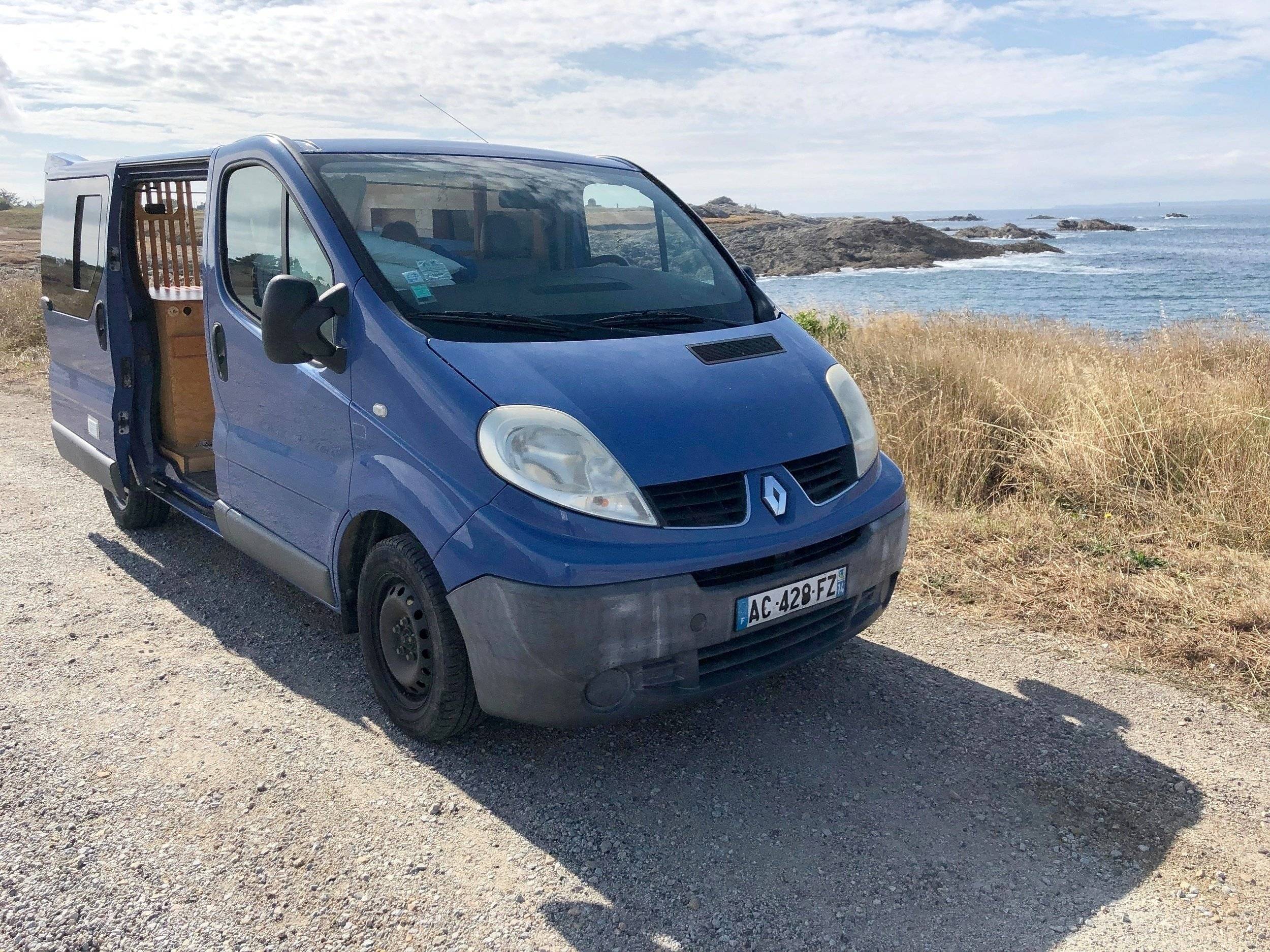 Vue avant de 3/4 Renault 2,0 l 90 ch - Yescapa
