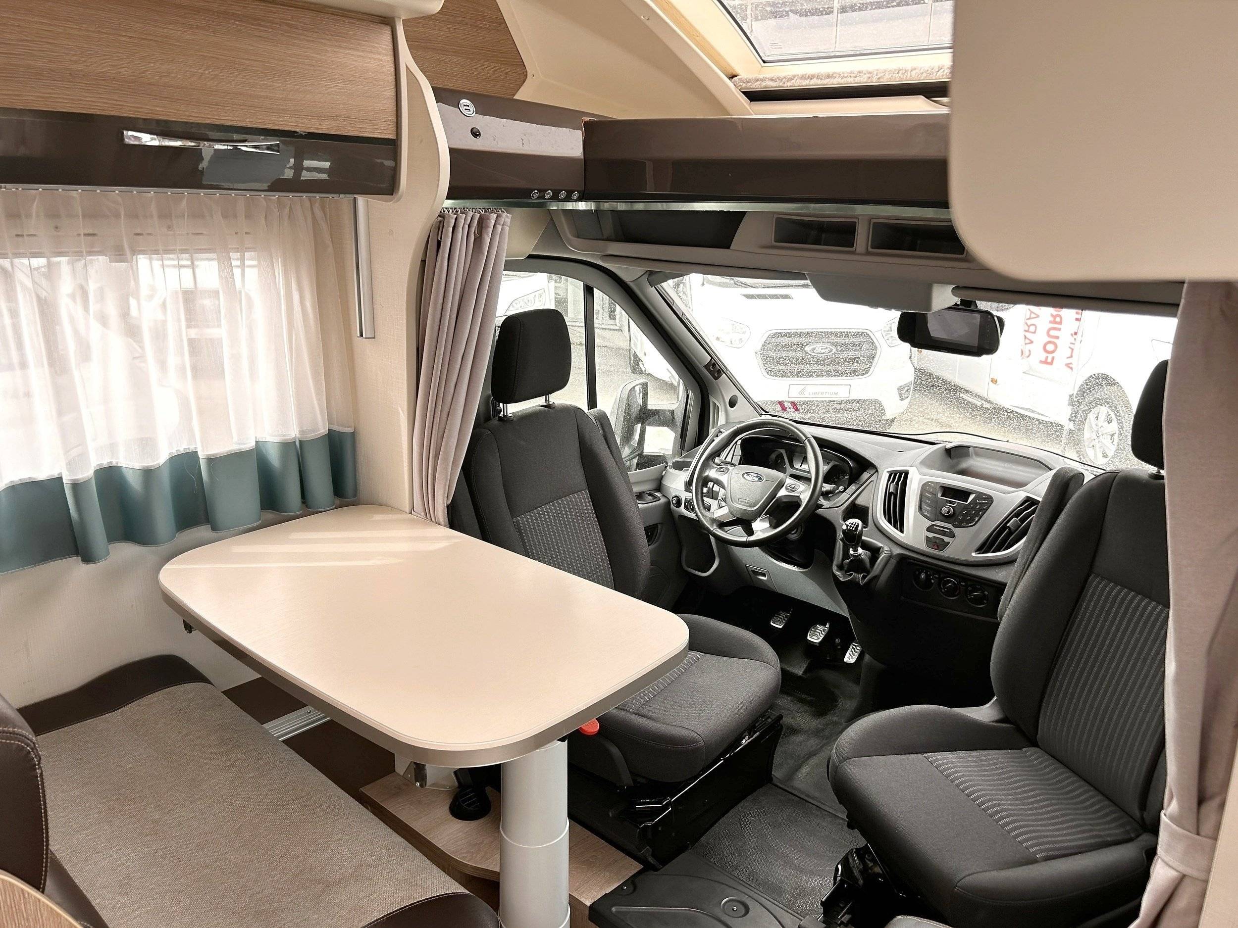 Coin repas Ford Transit 2,2 l 155 ch - Yescapa