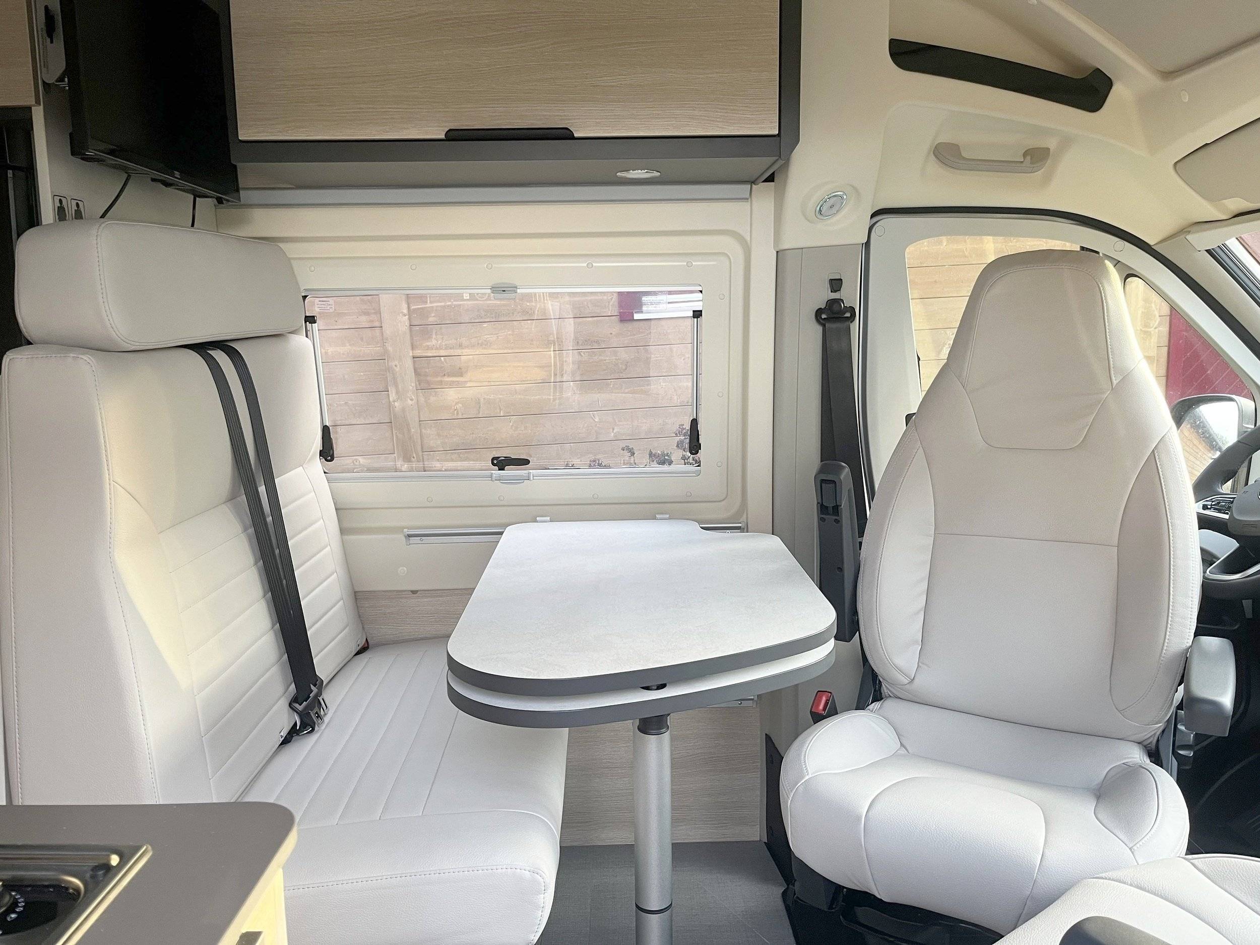 Área de jantar Peugeot Ducato 140ch - Yescapa