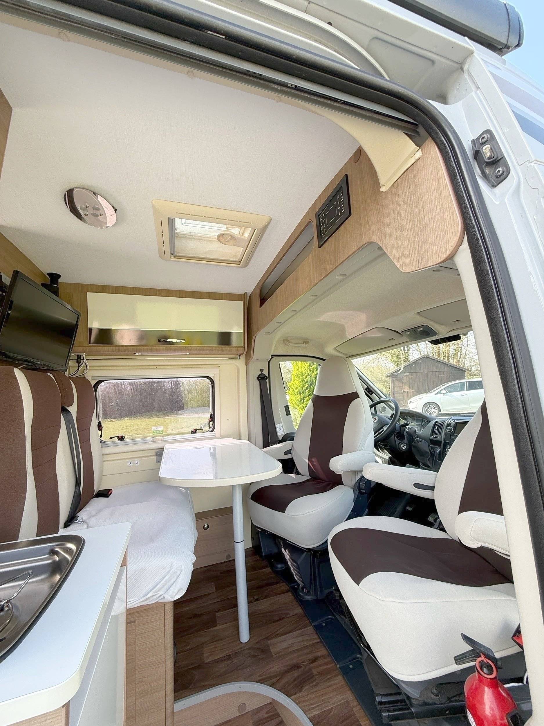 Coin repas Fiat Ducato 2,0 l 130 ch - Yescapa