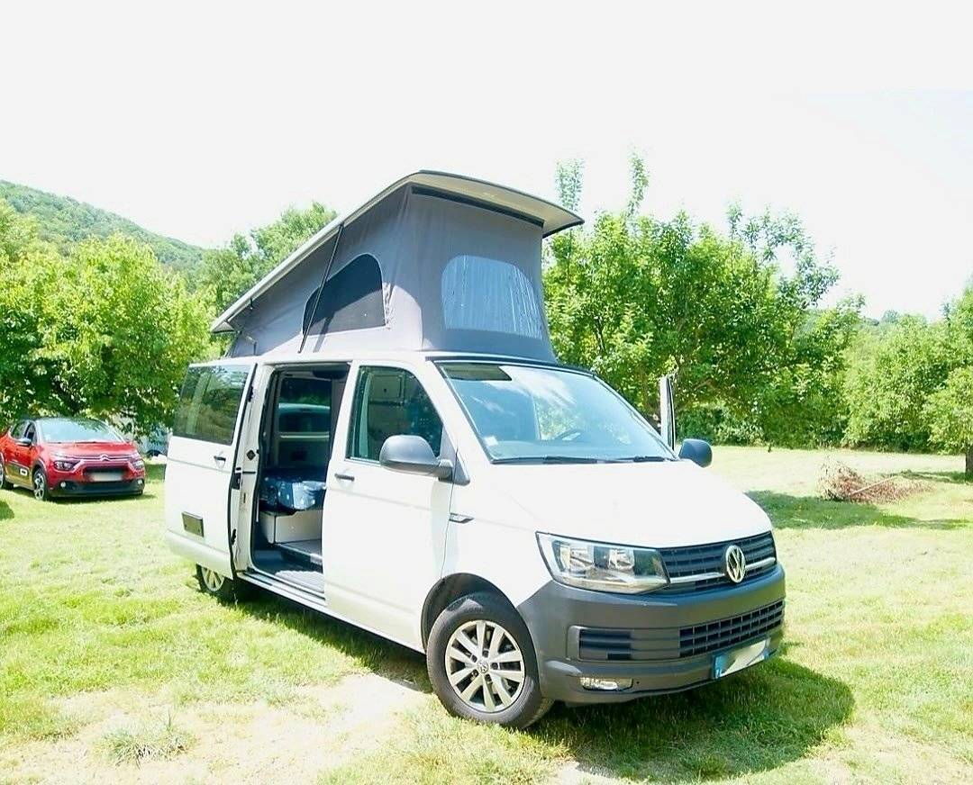Vue avant de 3/4 Volkswagen Transporter T6 2,0 l 140 ch - Yescapa