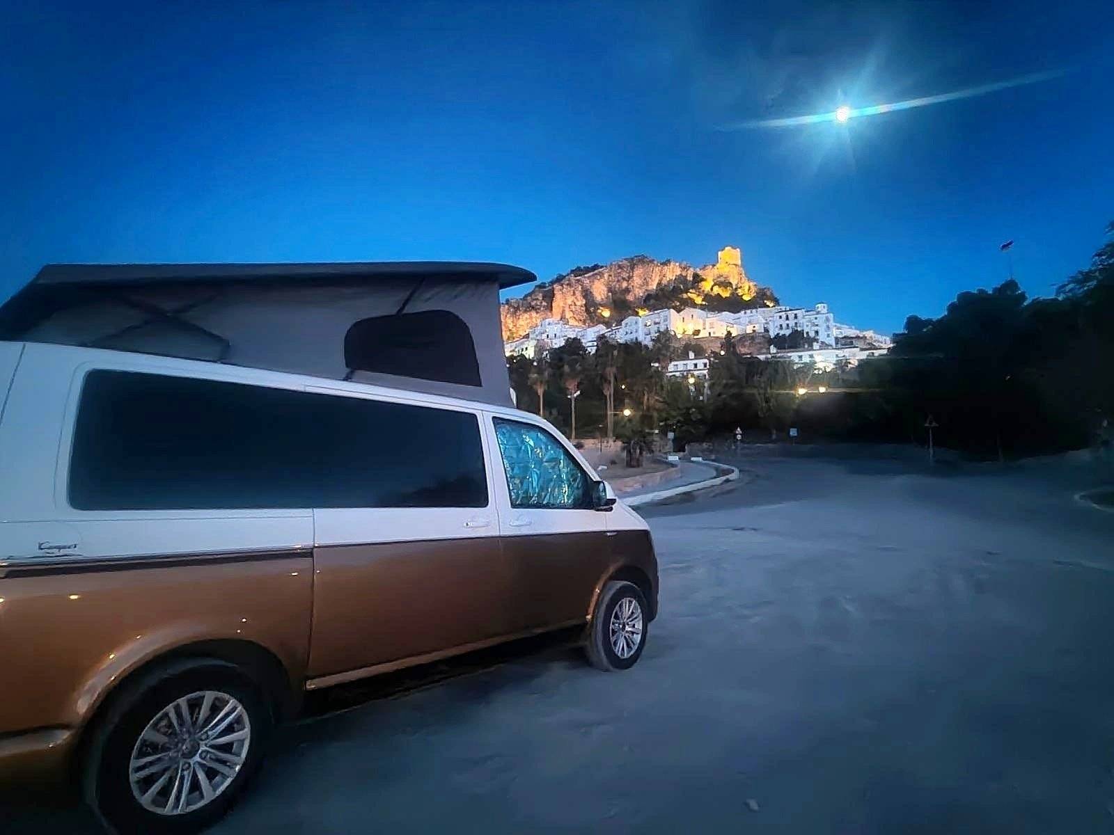 Front view from 3/4 Volkswagen T6 2,0 l 102 ch - Yescapa