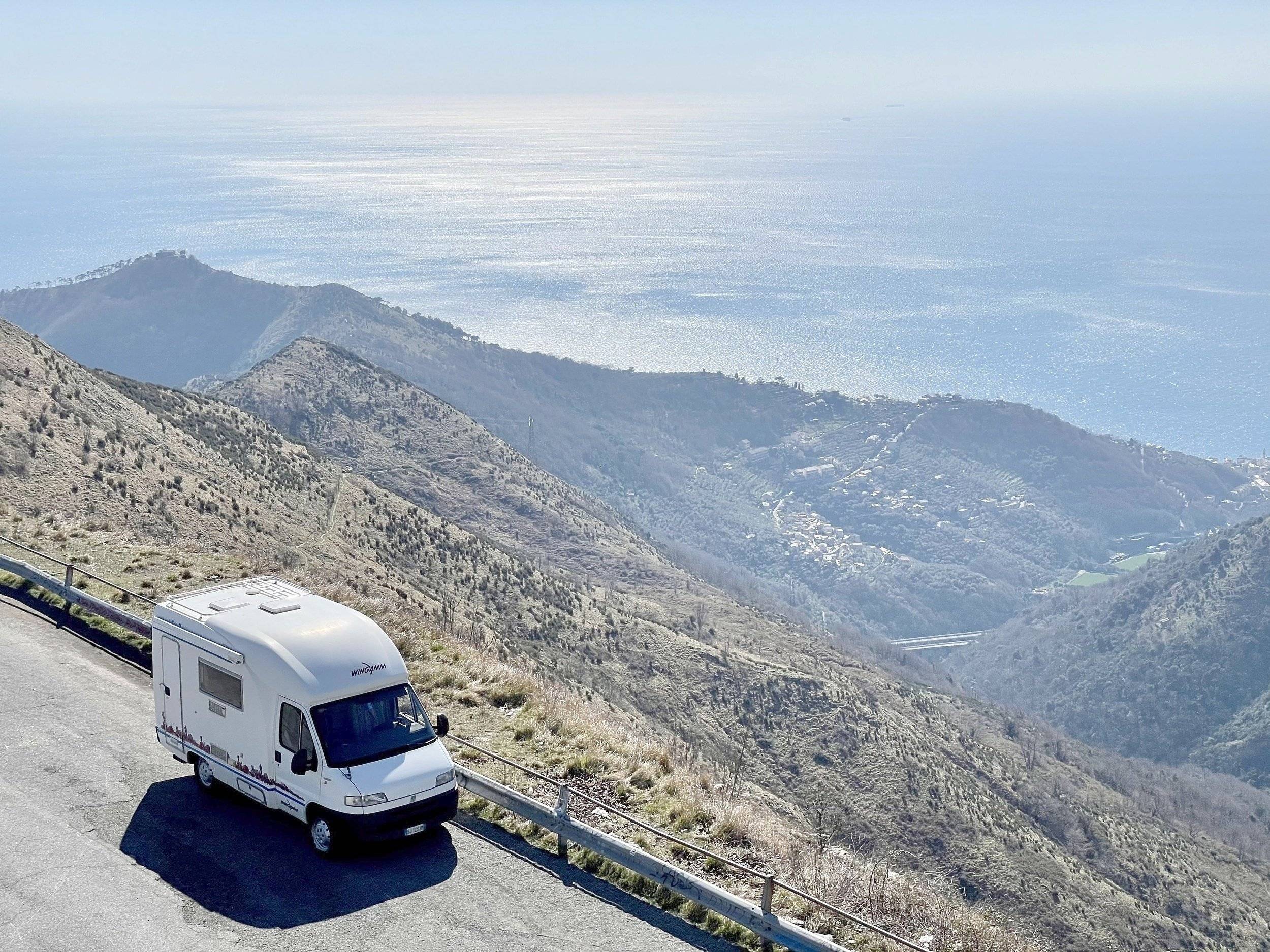 Vista del vehicle angle davanter Fiat Ducato 2,8 l 115 ch/Al-Ko - Yescapa