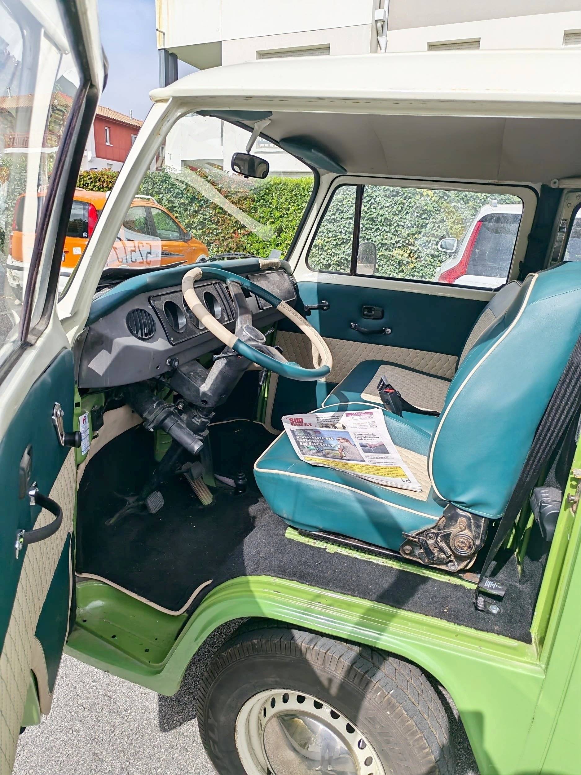 Driver's compartment Volkswagen Kombi T2 - Yescapa