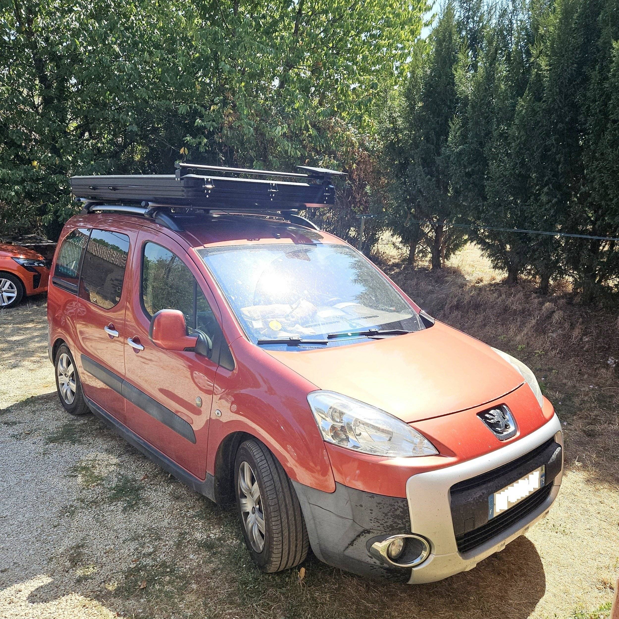 Front view from 3/4 Peugeot Partner 1,6 HDI 90 ch - Yescapa