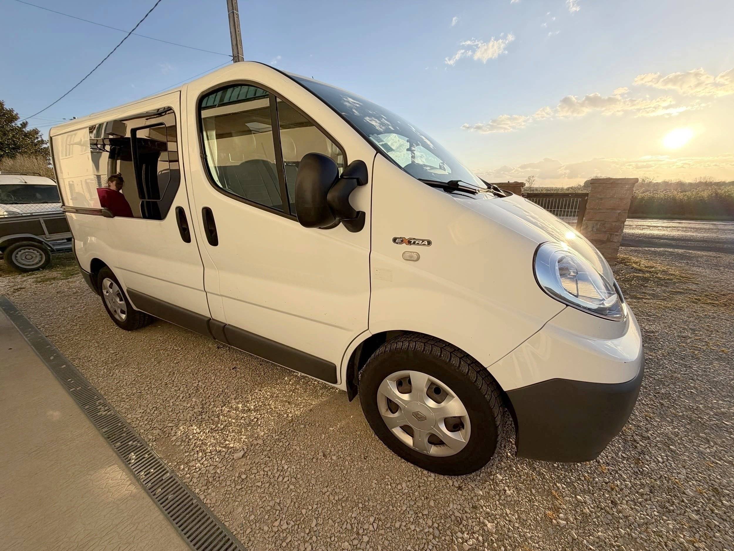 Vista del vehículo ángulo delantero Renault Trafic 2,0 l 90 ch - Yescapa