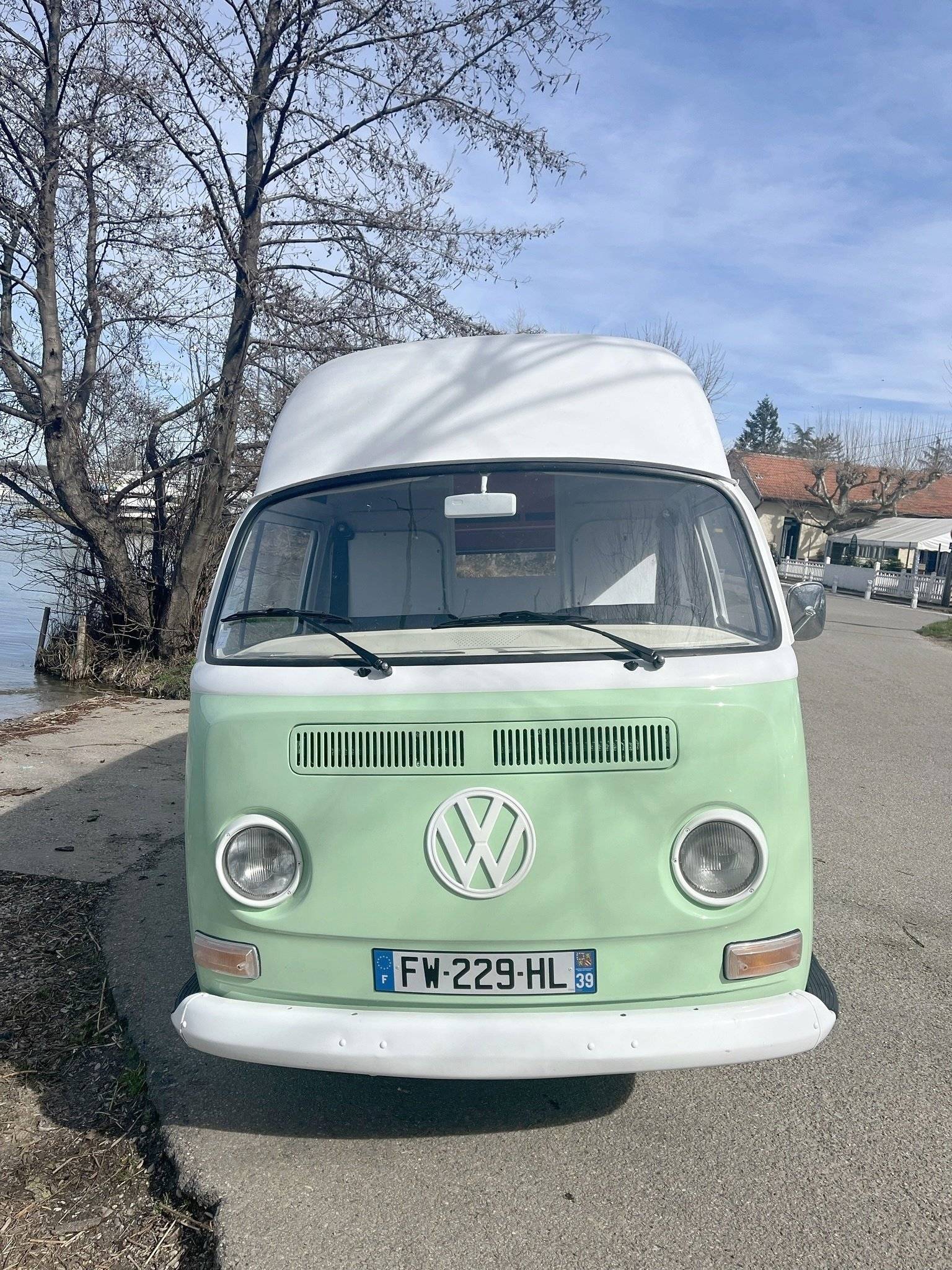 schräge Vorderansicht Volkswagen - Yescapa
