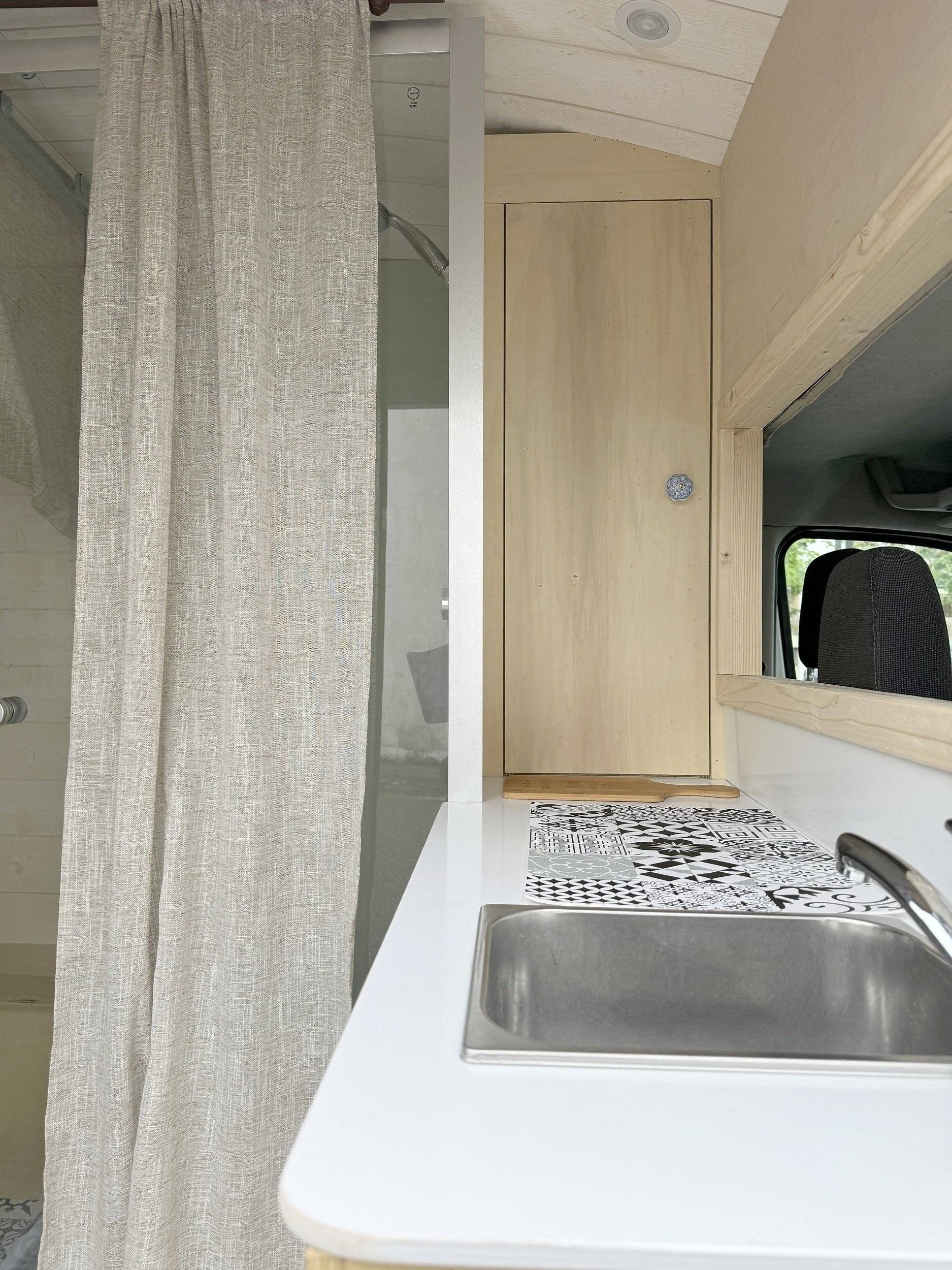 Angolo cucina Ford Transit 125 ch - Yescapa