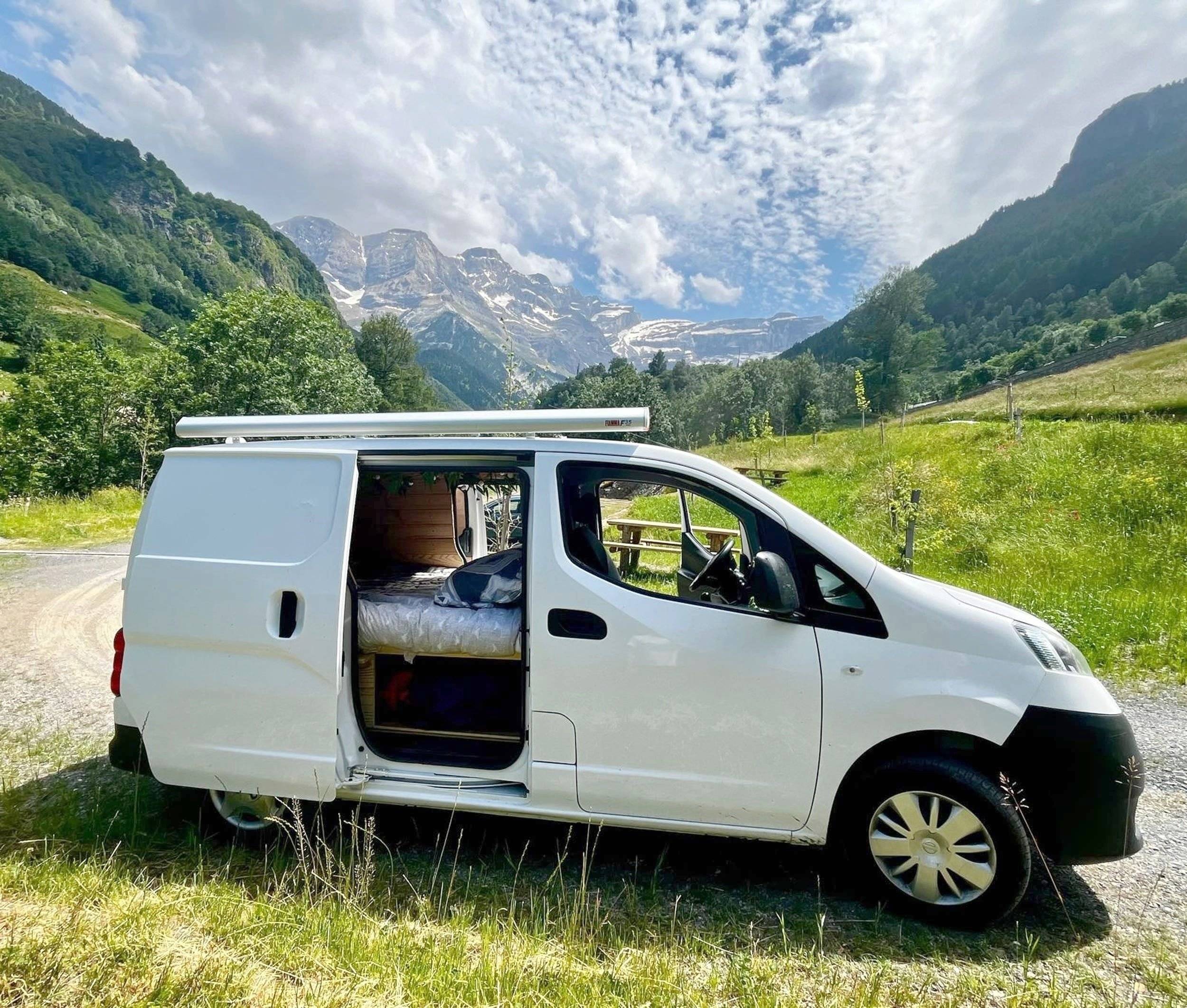 schräge Vorderansicht Nissan NV200 - Yescapa