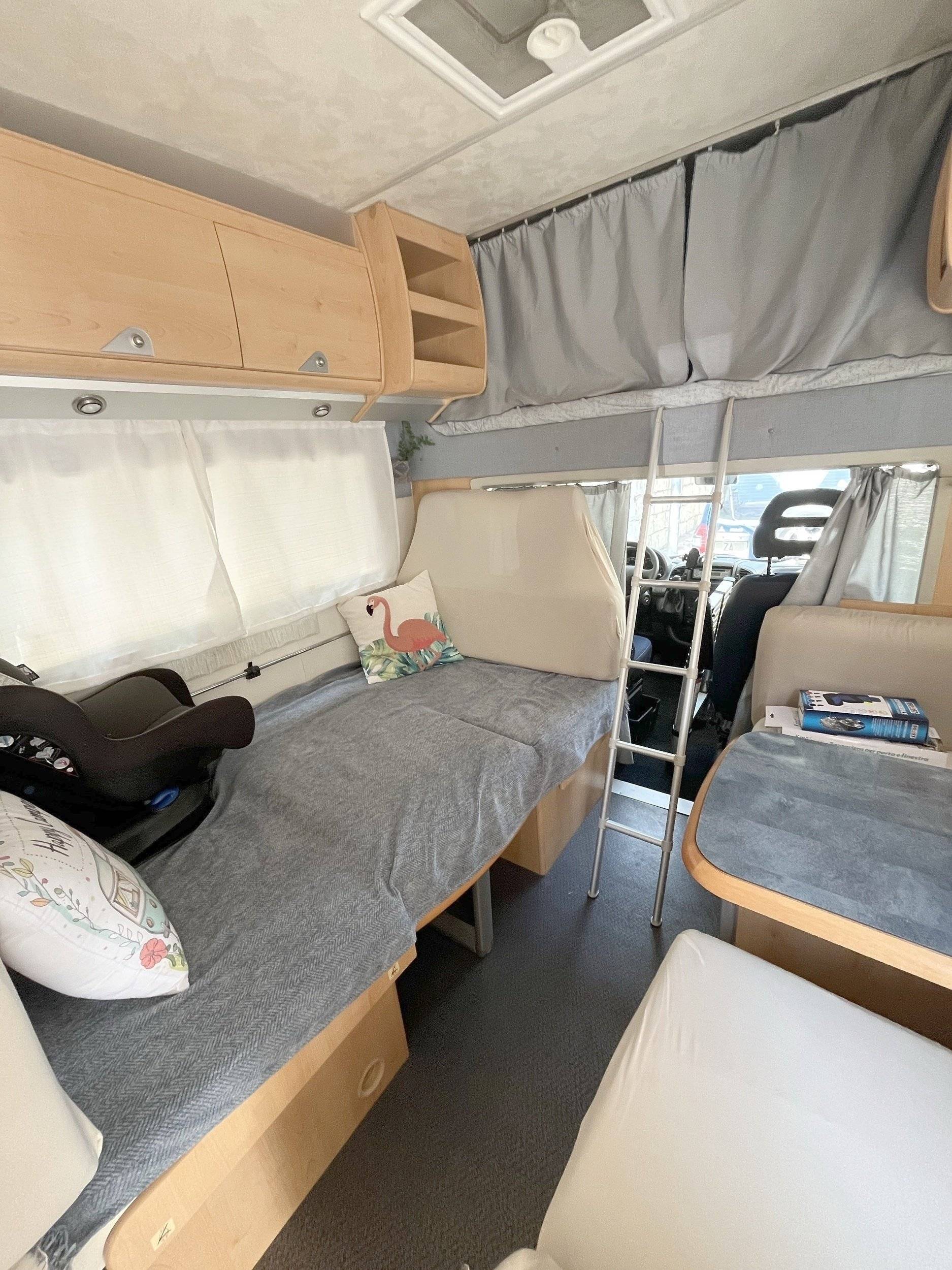 Área de jantar Fiat Ducato 2.8 JTD - Yescapa