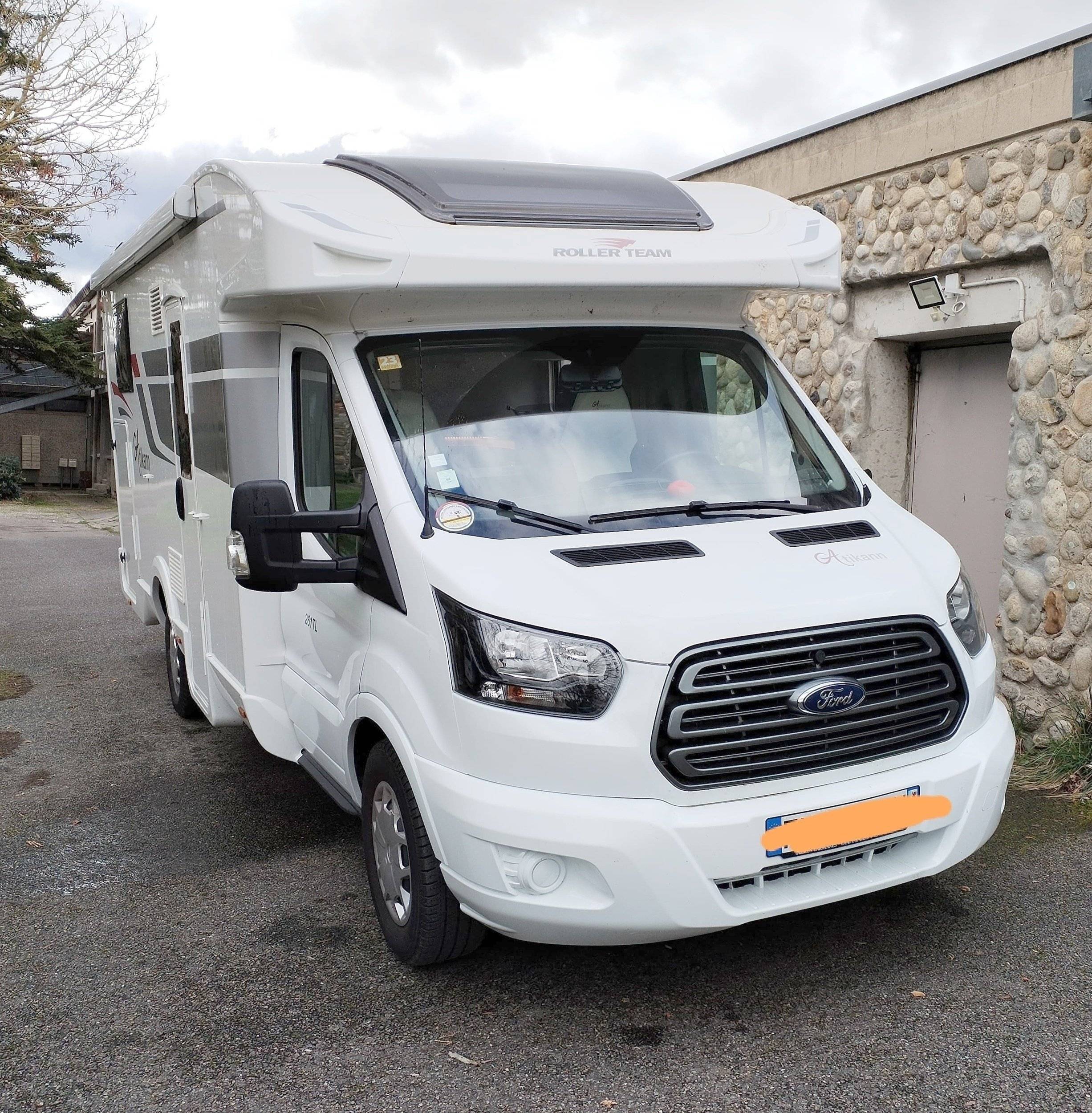 Vista frontale a ¾ Ford - Yescapa