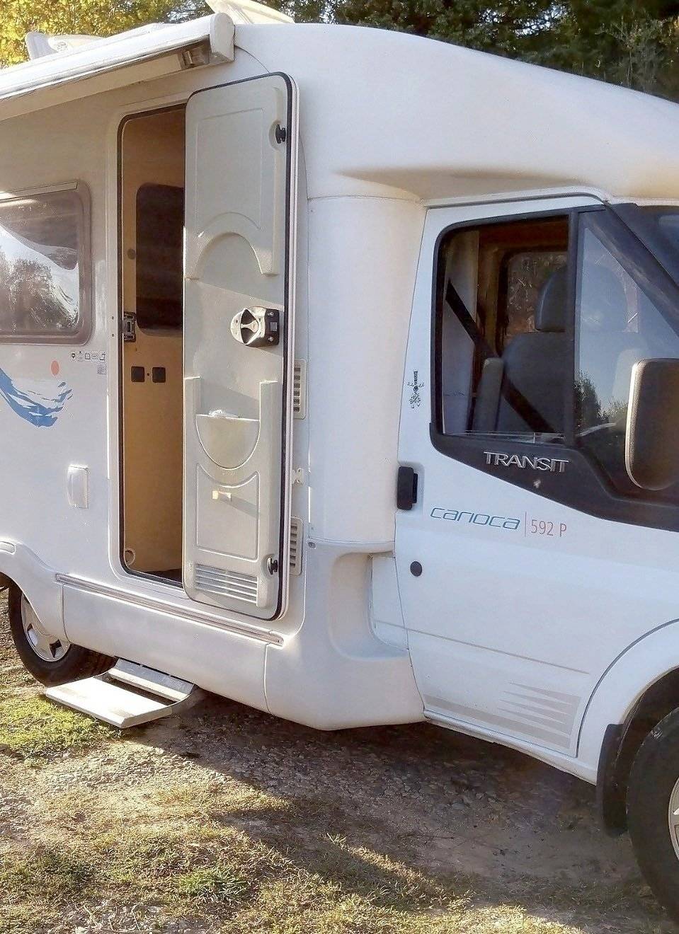 Vista frontale a ¾ Ford Transit 2,2 l TDCi 130 ch. - Yescapa