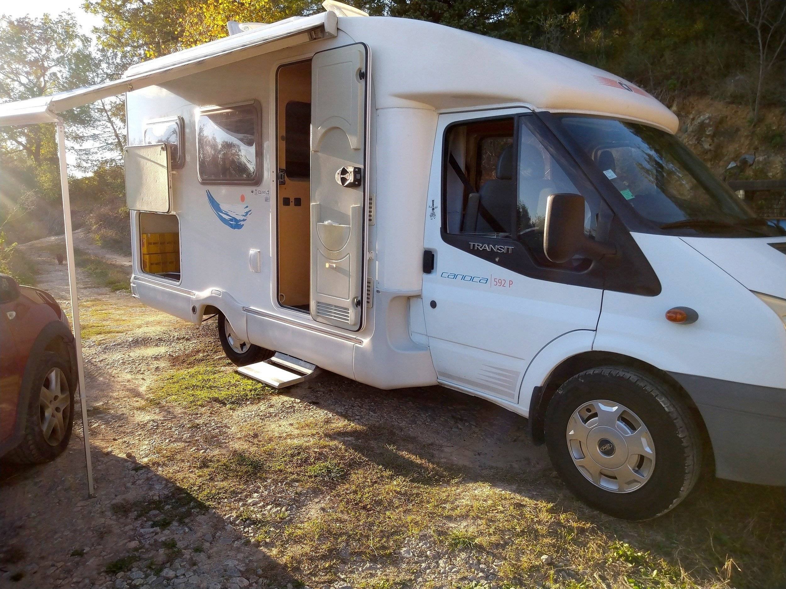Vista frontale a ¾ Ford Transit 2,2 l TDCi 130 ch. - Yescapa