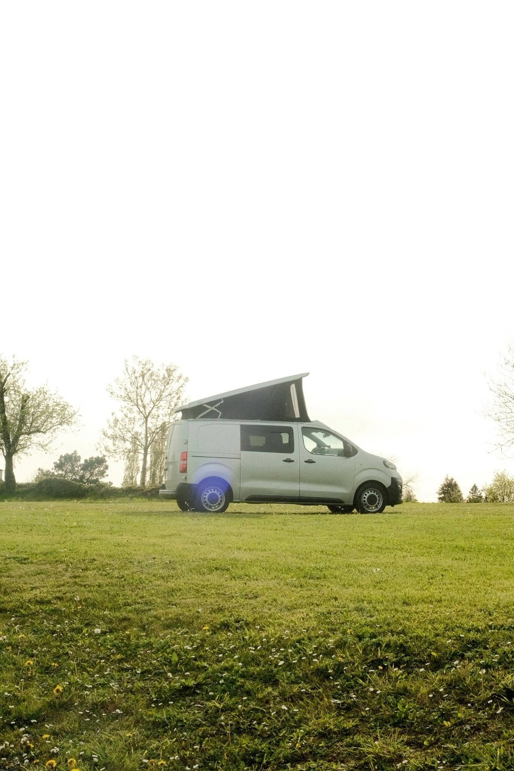 Front view from 3/4 Peugeot Expert V1 Court 2 l 150 ch - Yescapa