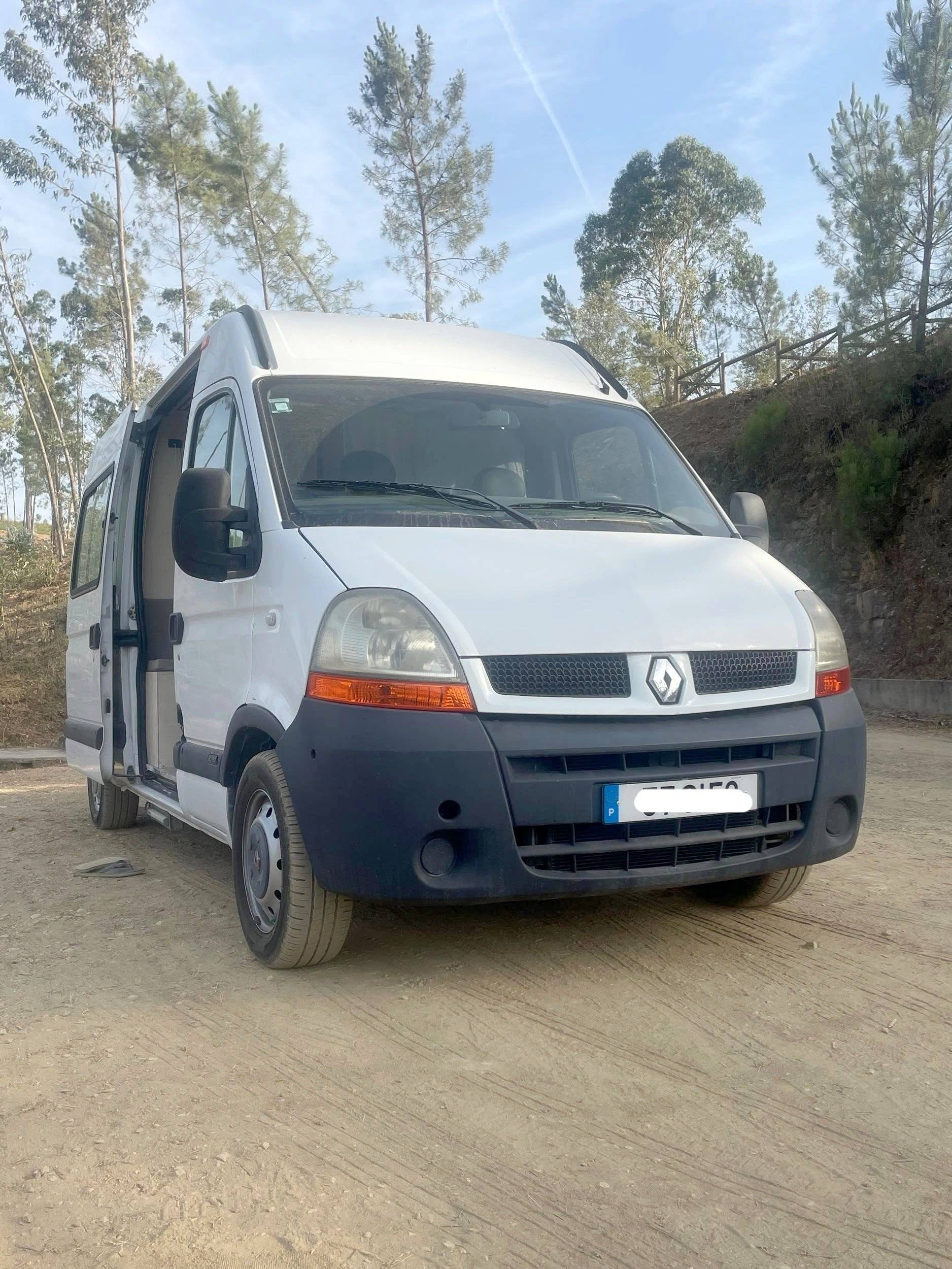 Vista del vehículo ángulo delantero Renault Master 2,3 l 125 ch - Yescapa