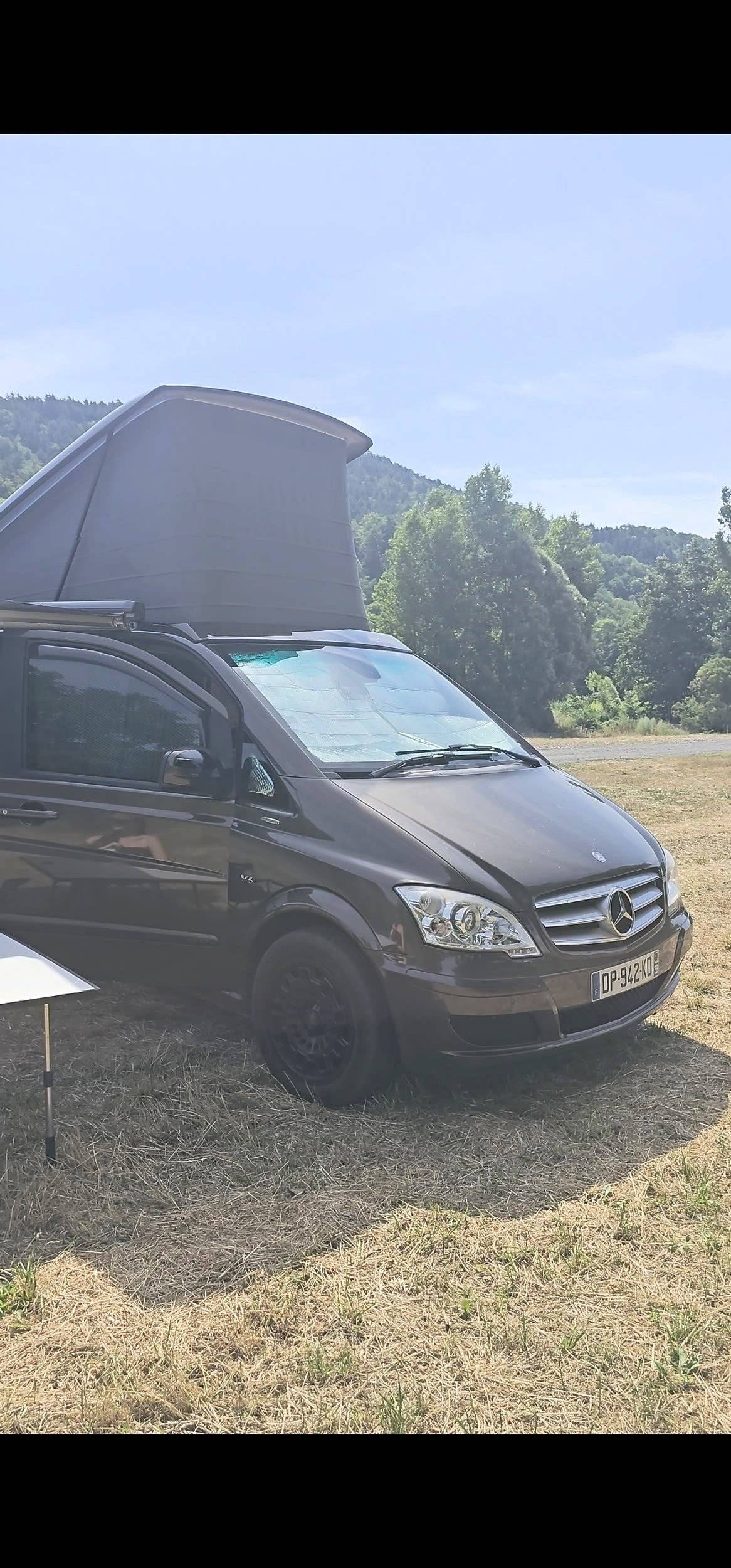 Vista de 3/4 Mercedes Viano V6 Marco Polo - Yescapa