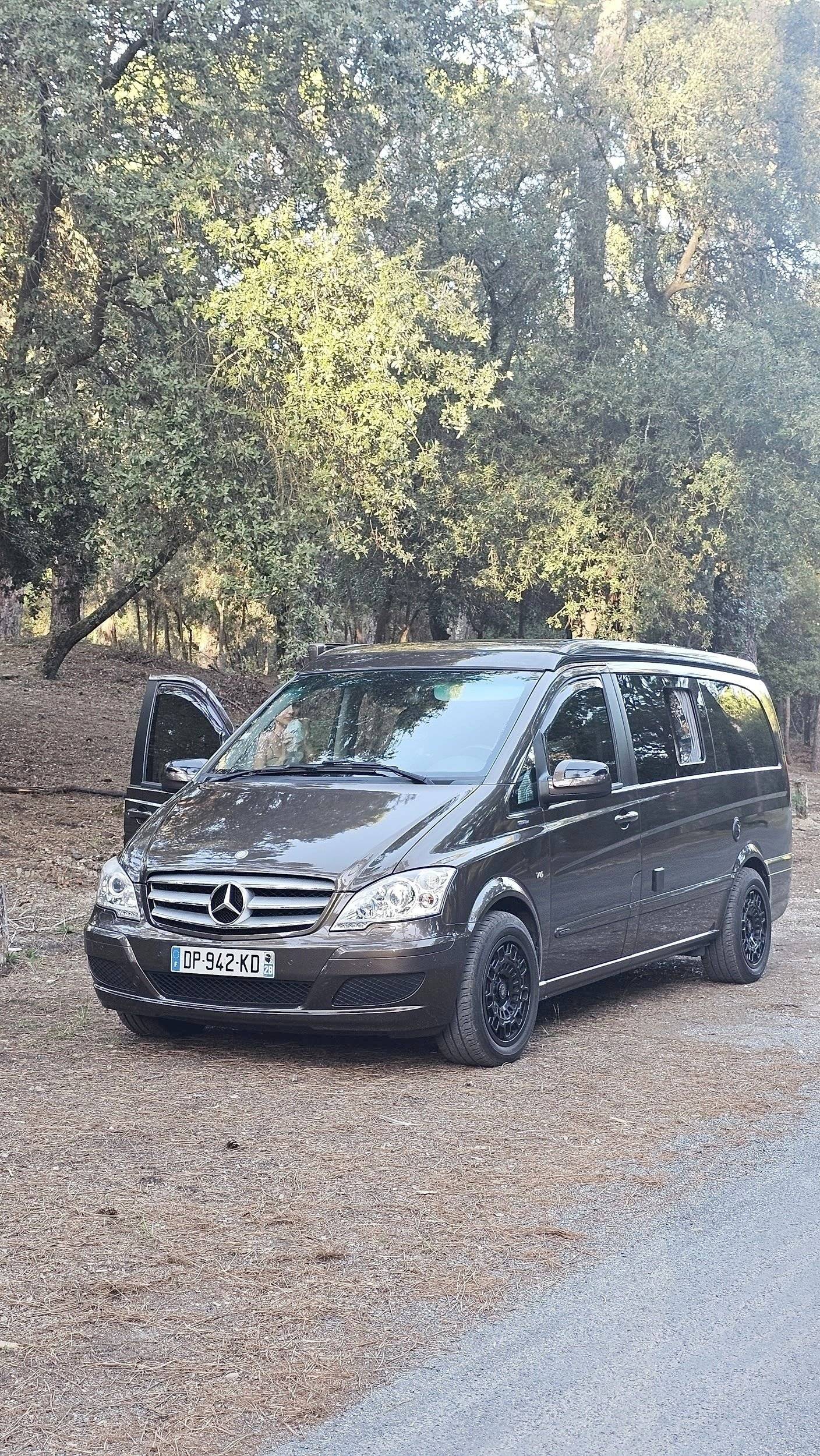 Vue avant de 3/4 Mercedes Viano V6 Marco Polo - Yescapa