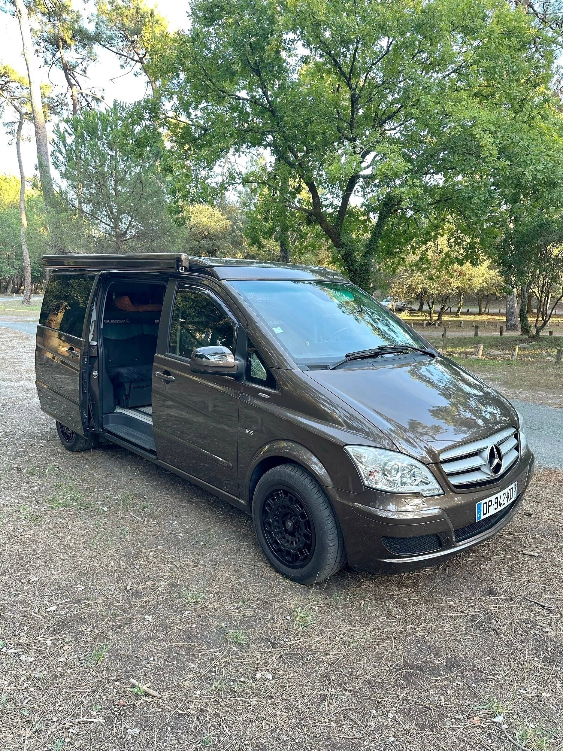 Vue avant de 3/4 Mercedes Viano V6 Marco Polo - Yescapa