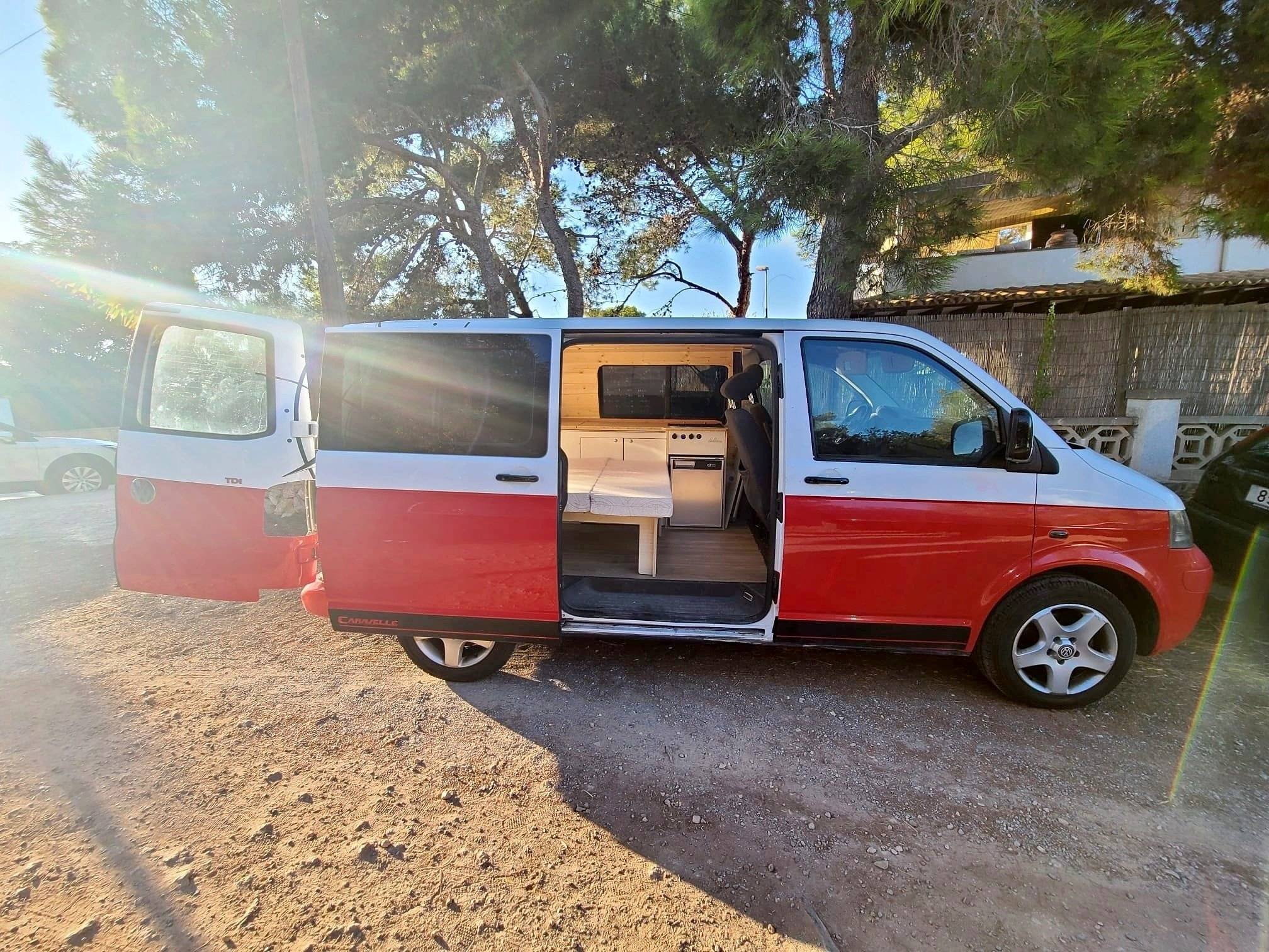 Vue avant de 3/4 Volkswagen Transporter T5 - Yescapa