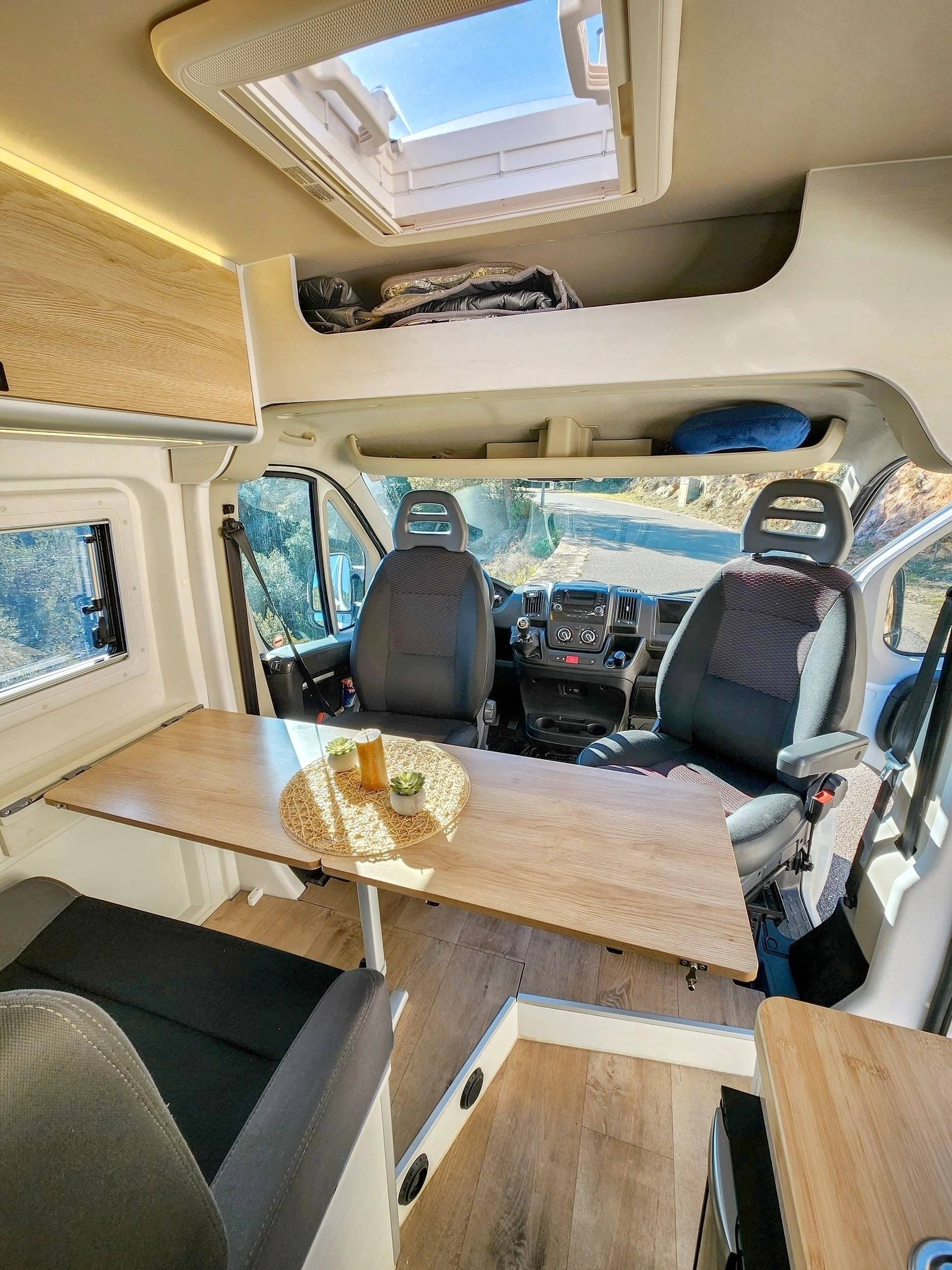 Área de jantar Citroën Citroen Jumper - Yescapa
