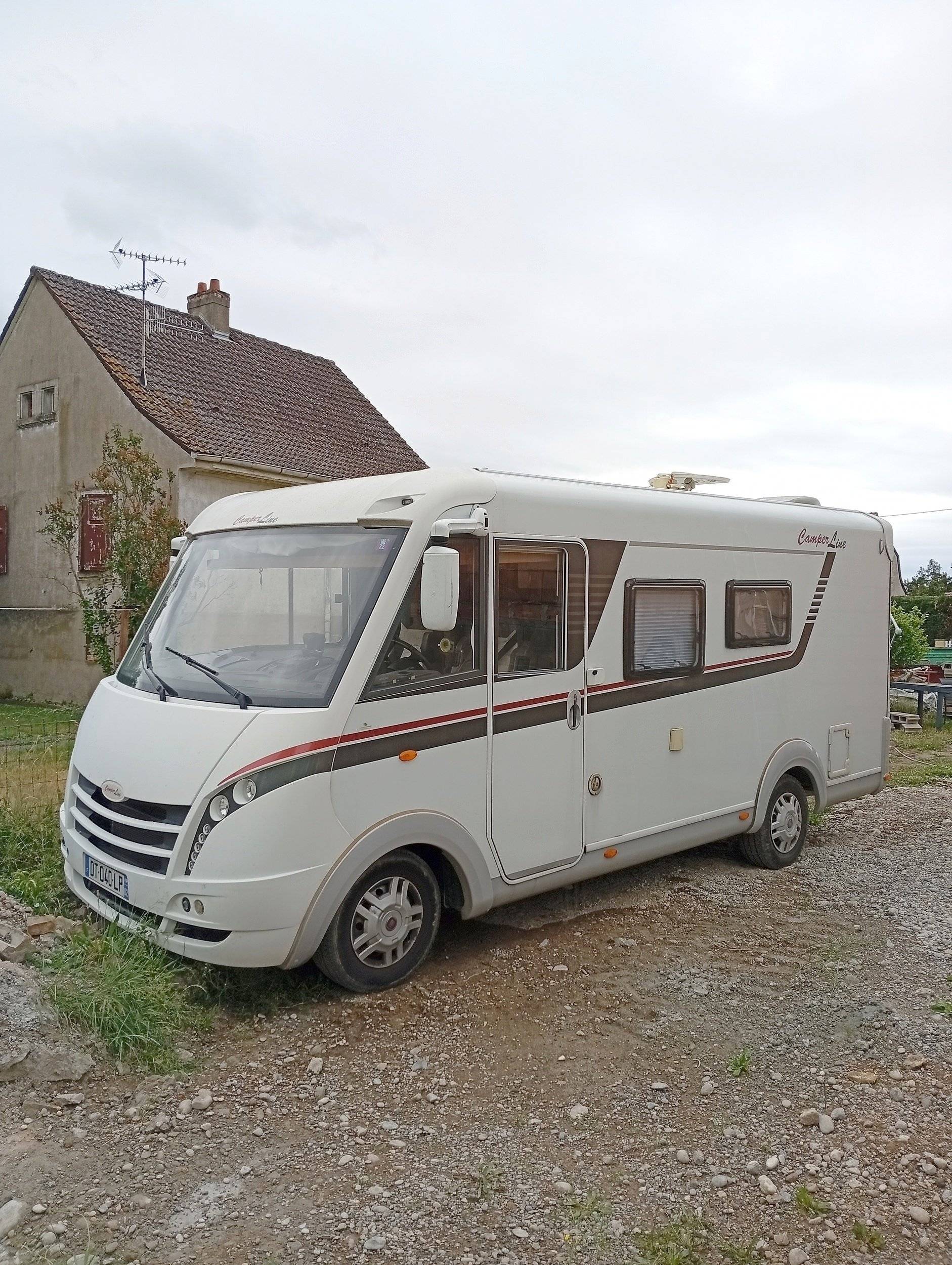 Front view from 3/4 Fiat 2,3 l 130 ch - Yescapa