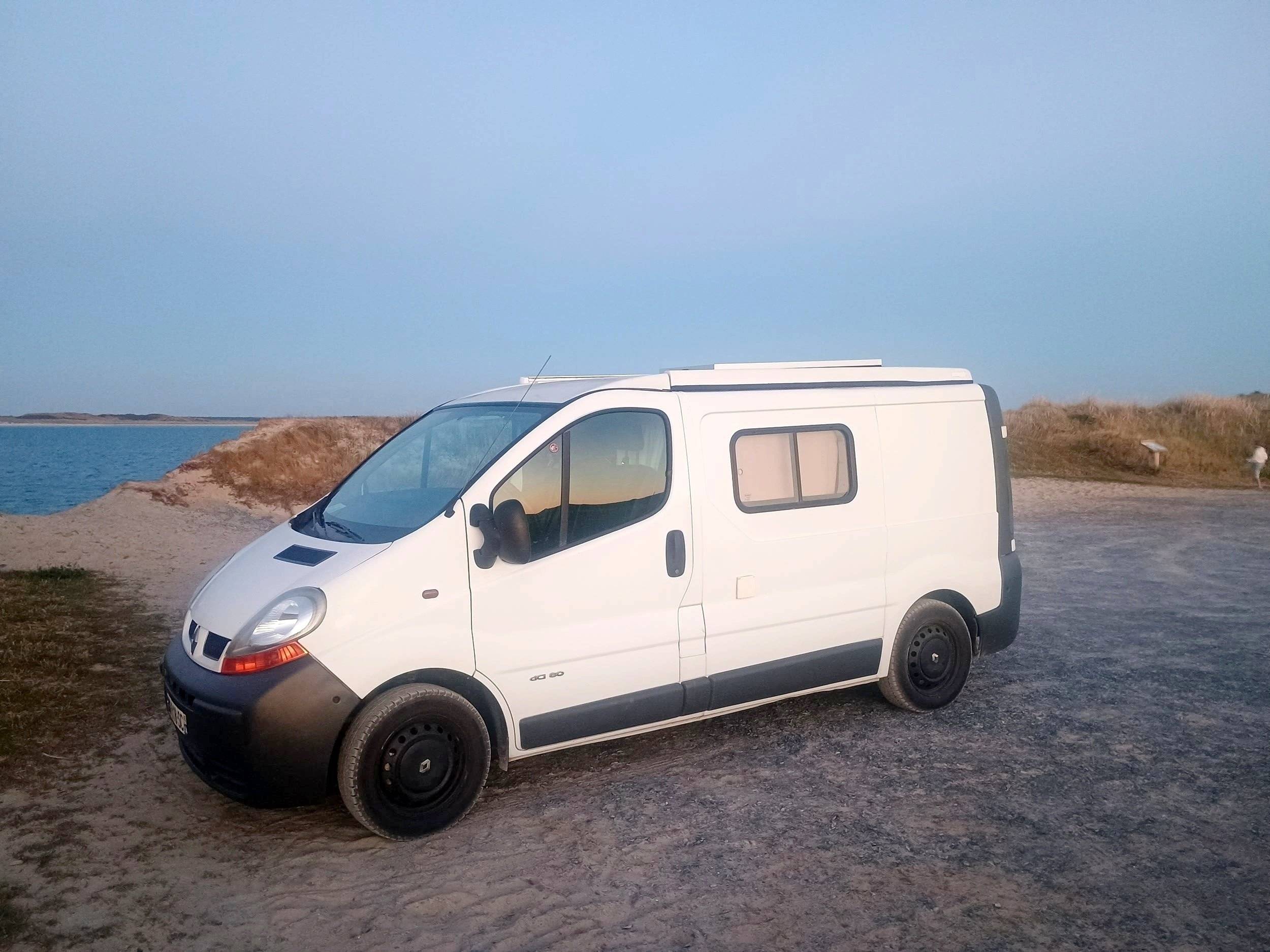 Vista frontale a ¾ Renault Renault Trafic - Yescapa