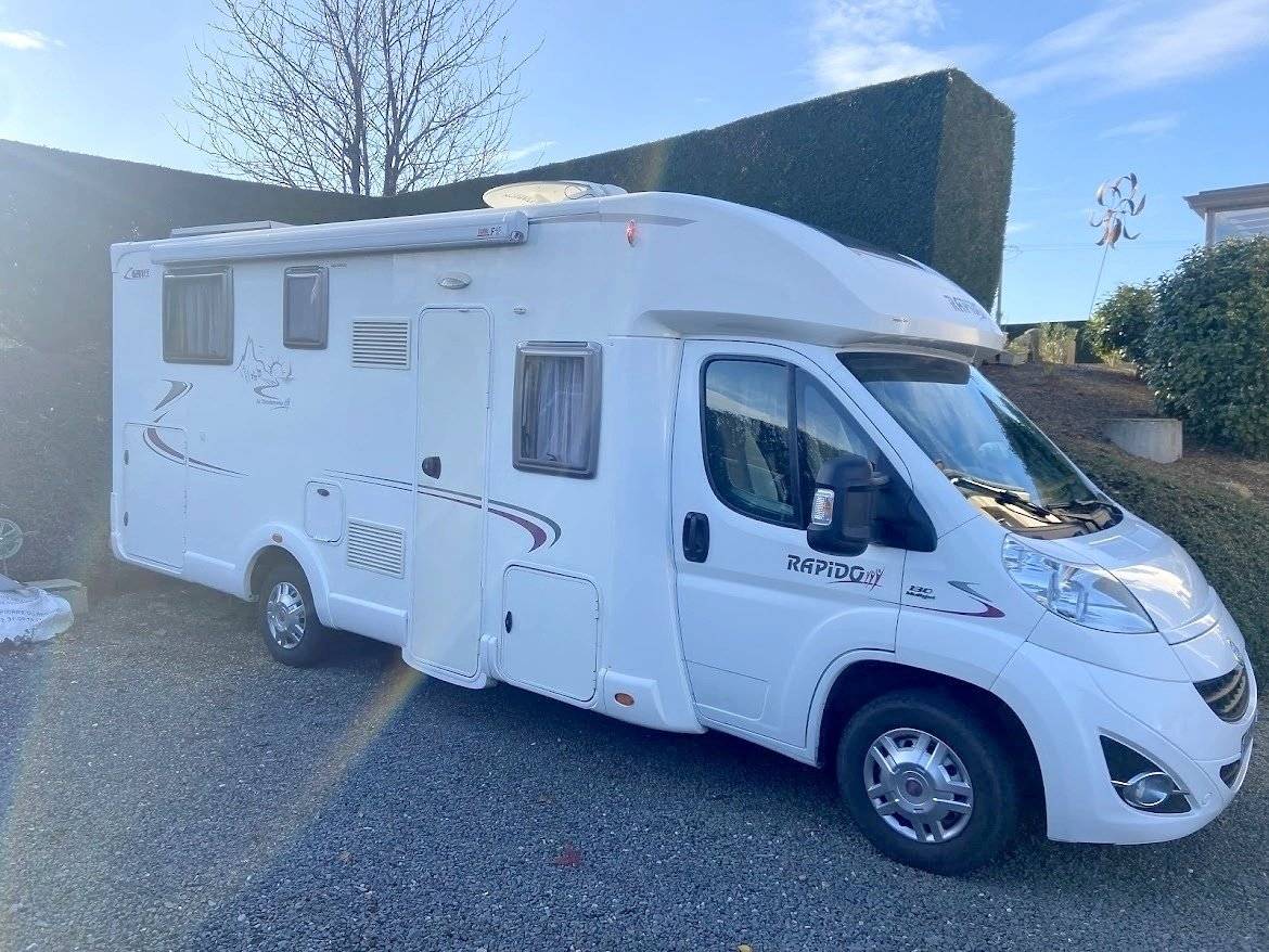 schräge Vorderansicht Fiat 2,3 l 130 ch - Yescapa