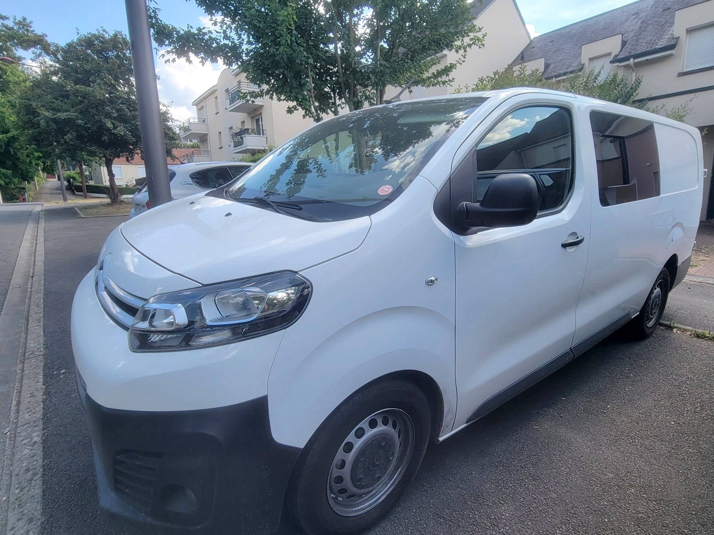 Vista frontale a ¾ Citroën Jumpy 2,2 l 120 ch - Yescapa