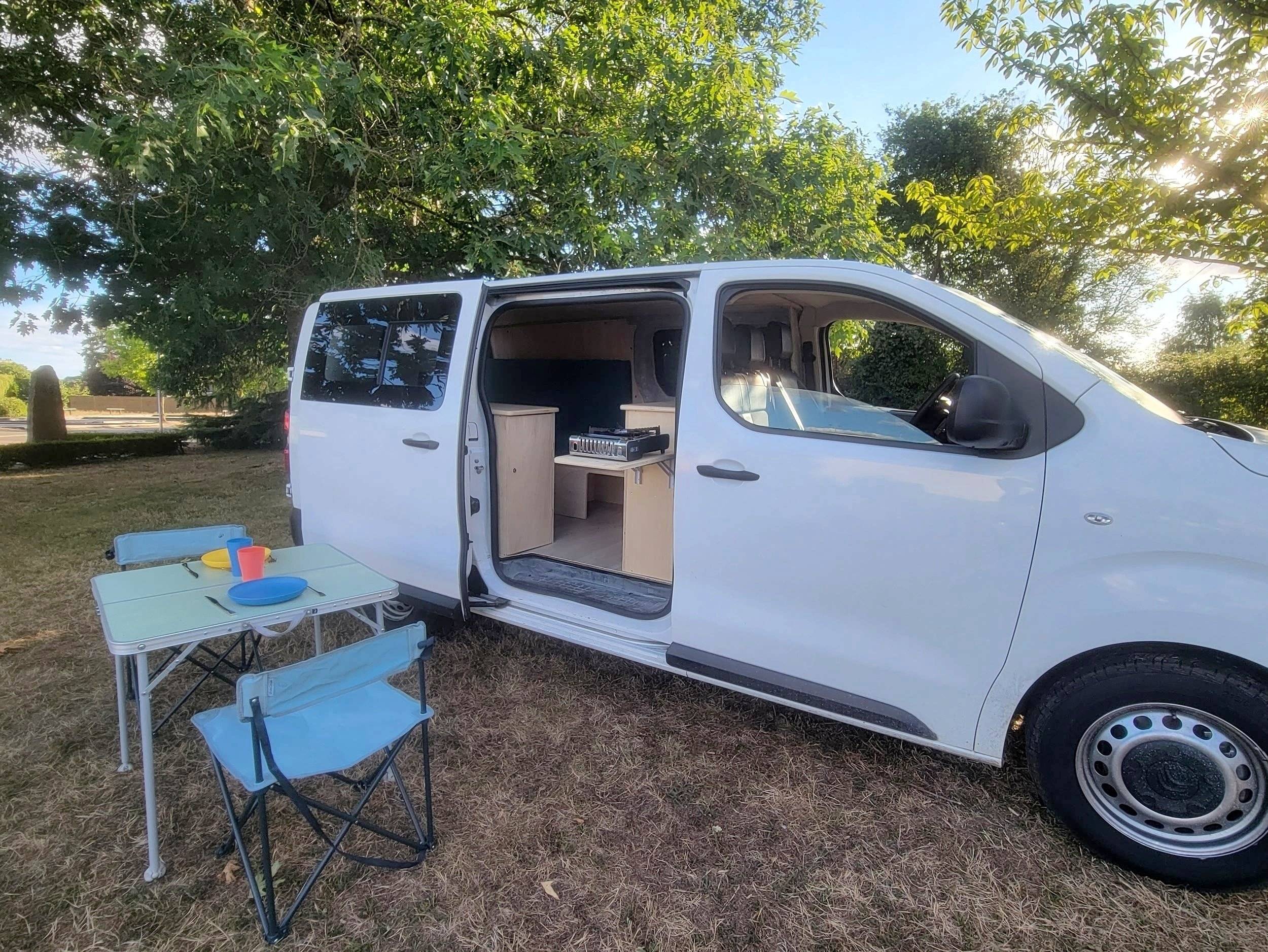 Front view from 3/4 Citroën Jumpy 2,2 l 120 ch - Yescapa