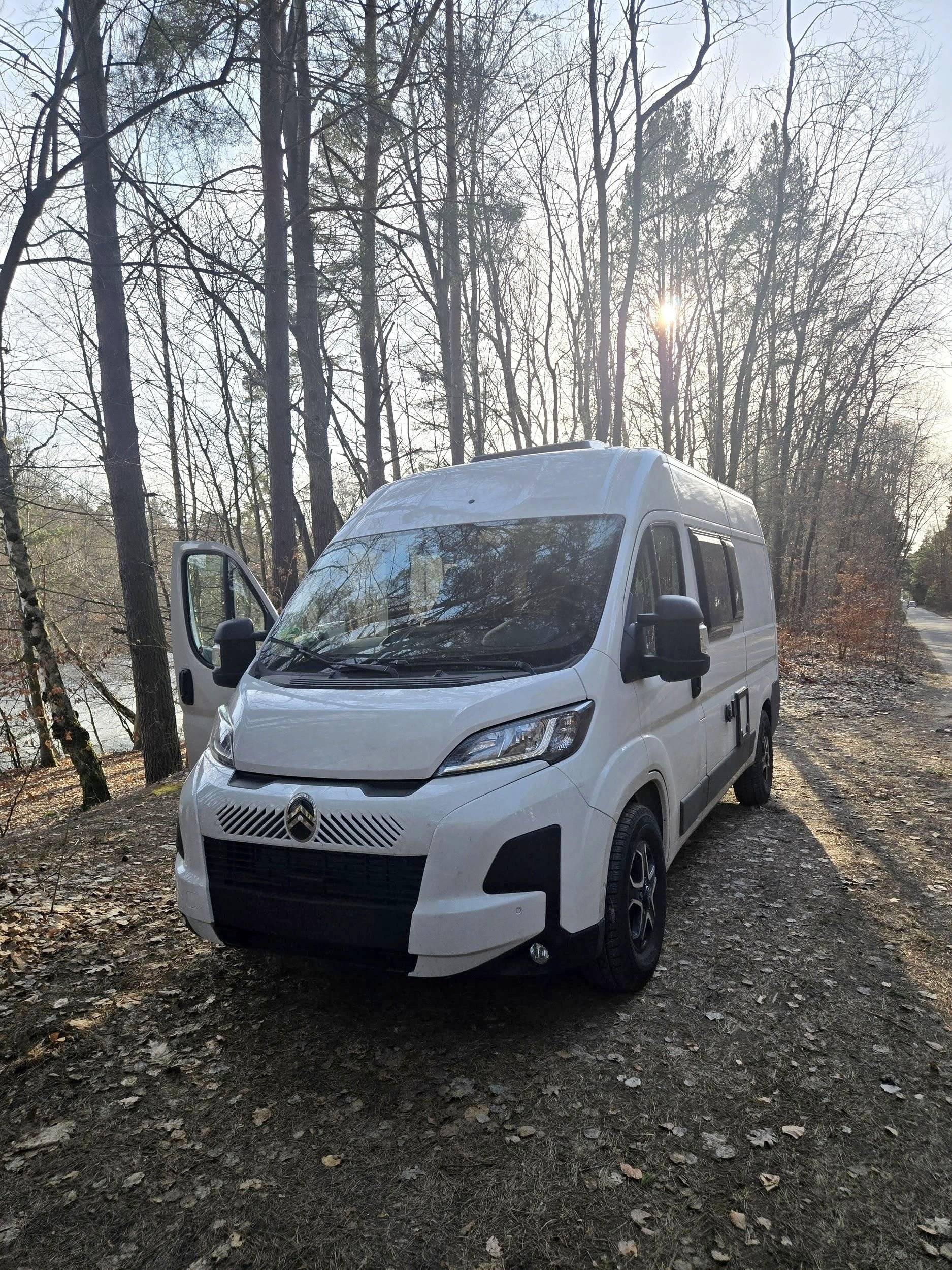 Front view from 3/4 Citroën Jumper 2,2 l 140 PS - Yescapa