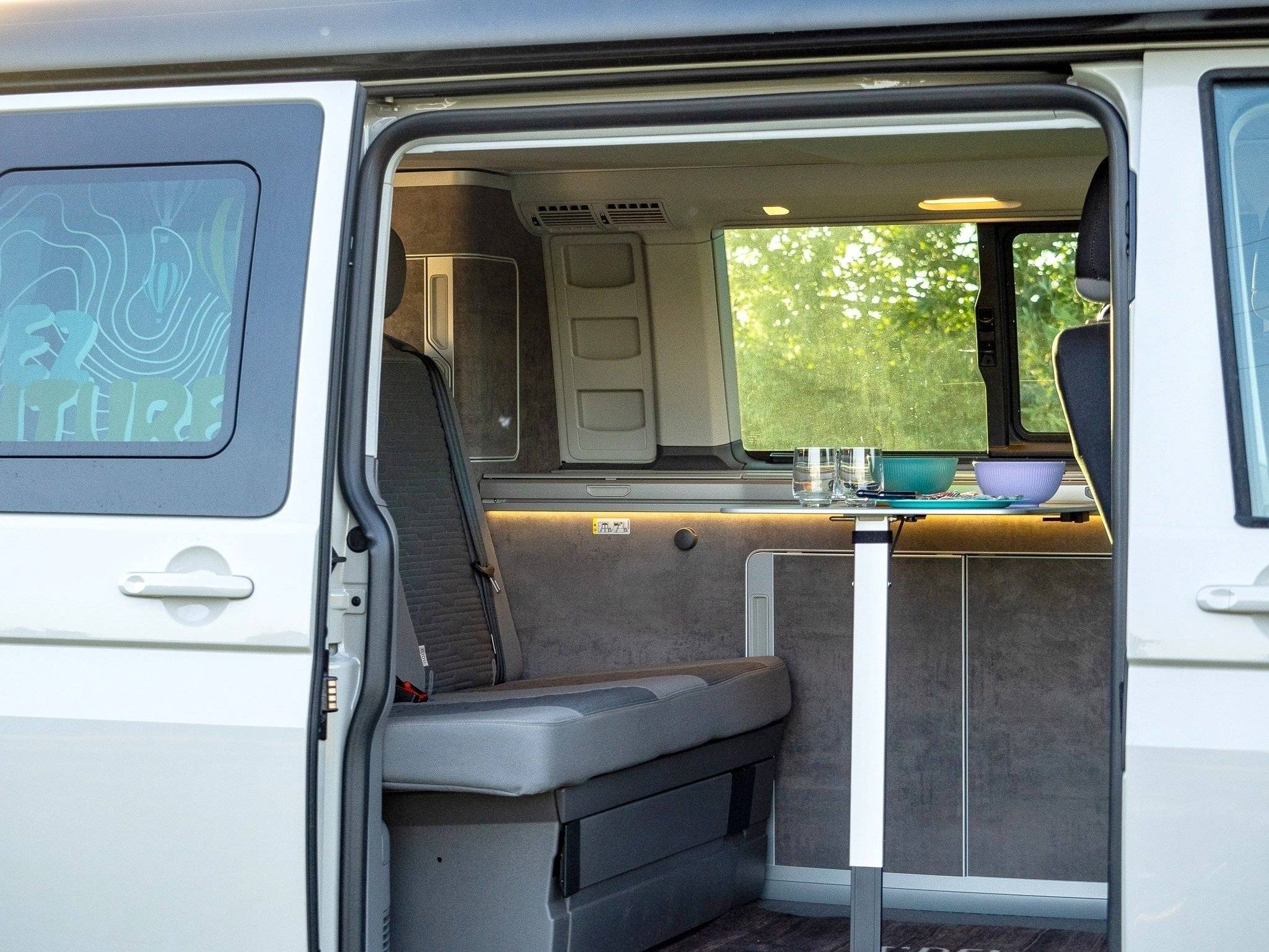 Dining Area Volkswagen California Ocean T6.1 - Yescapa