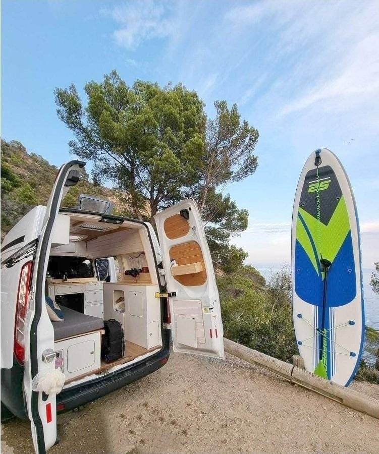 Vista del vehicle angle davanter Ford Transit 2,0 l 170 ch - Yescapa