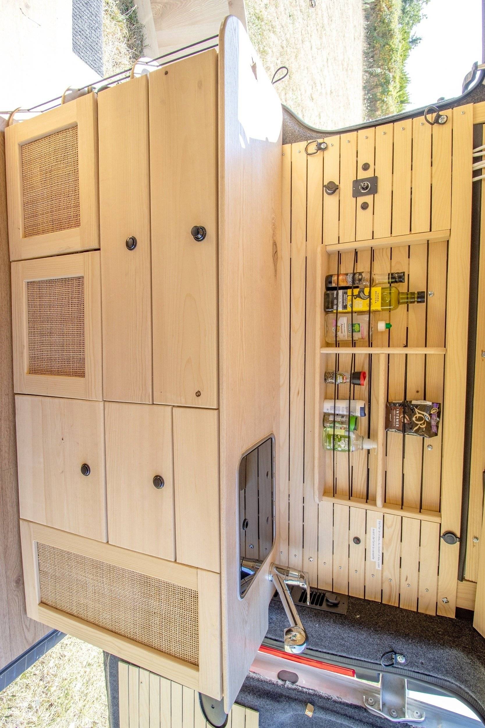 Dining Area Opel Vivaro 1,6 l 120 ch - Yescapa