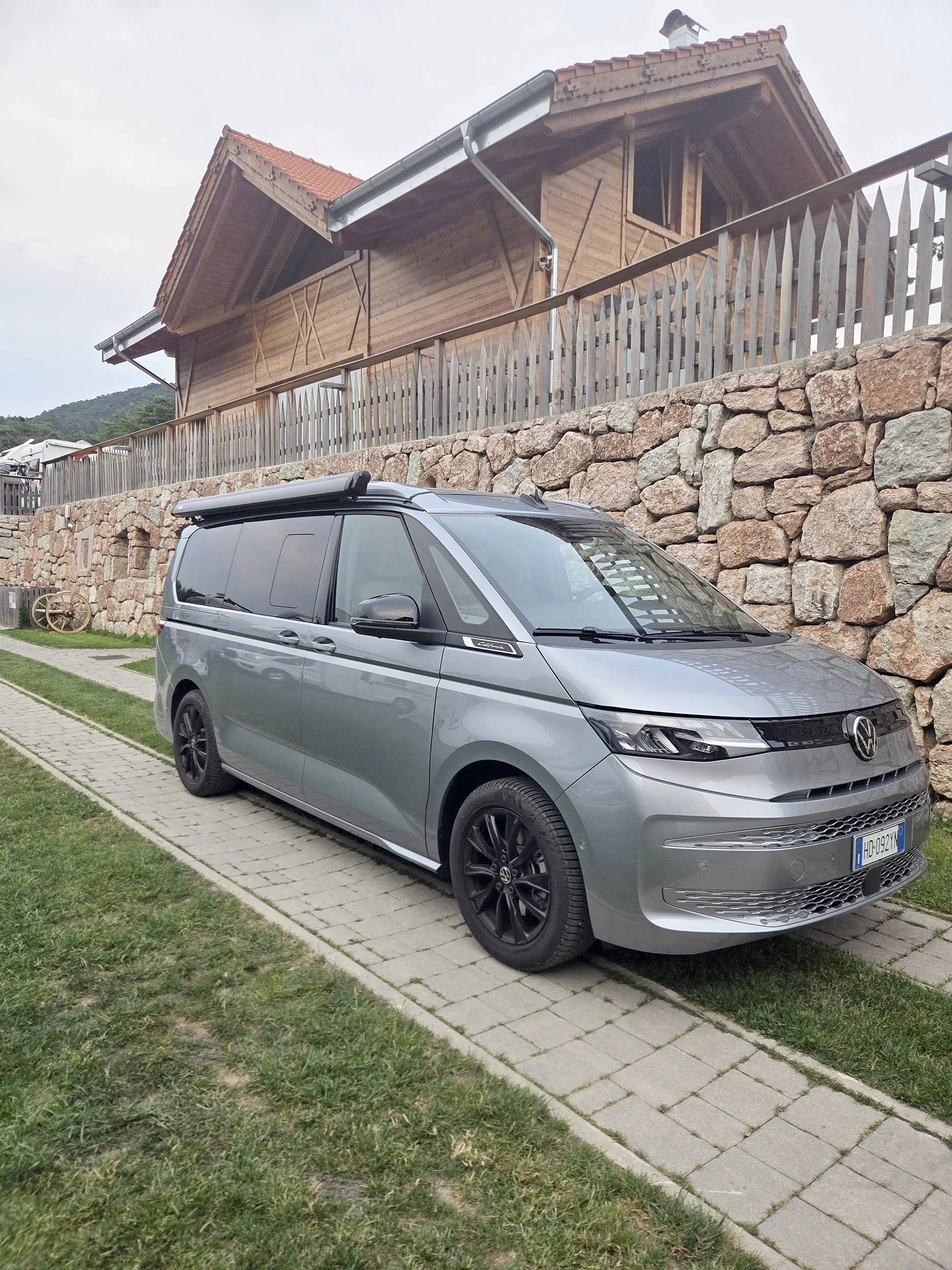 schräge Vorderansicht Volkswagen California Camper - Yescapa