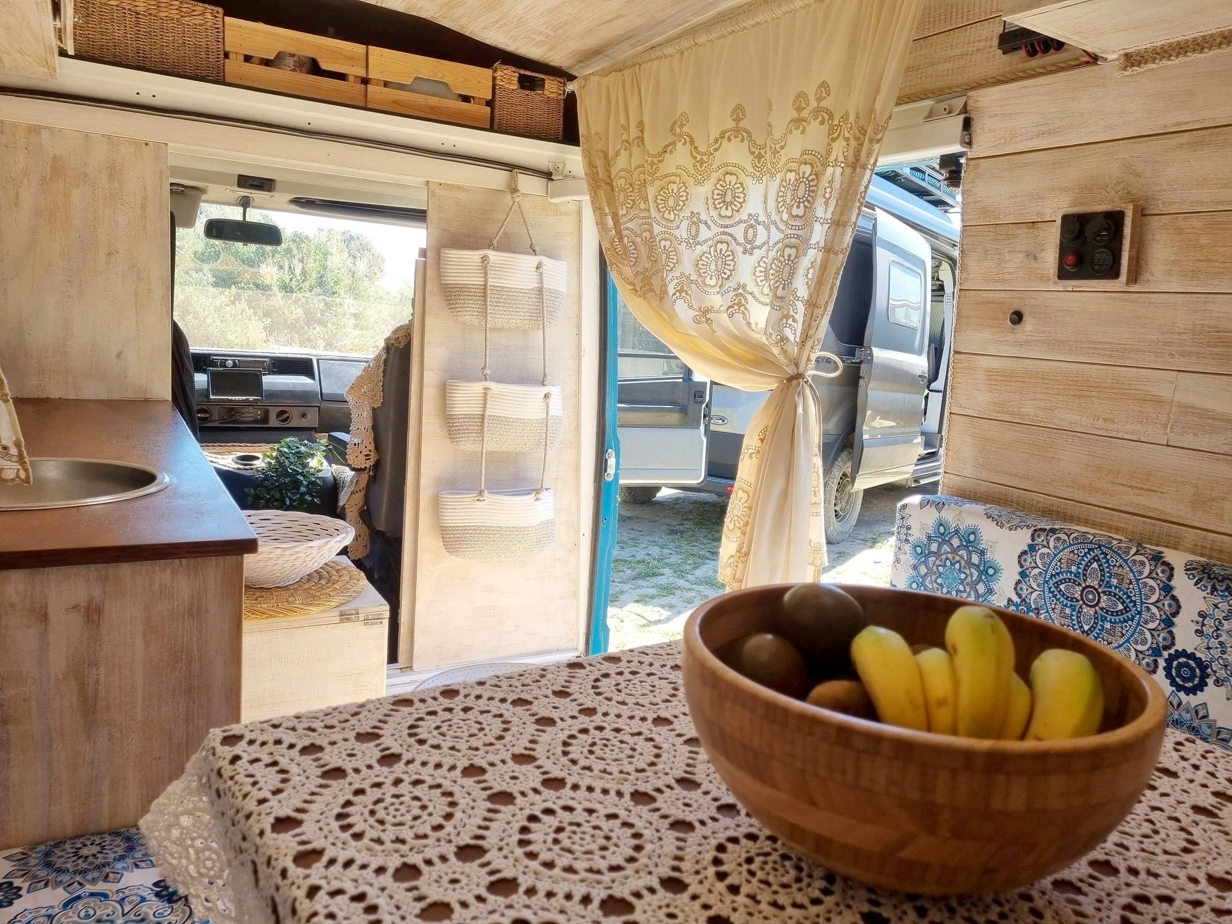 Vista de 3/4 Mercedes MB 100 - Yescapa