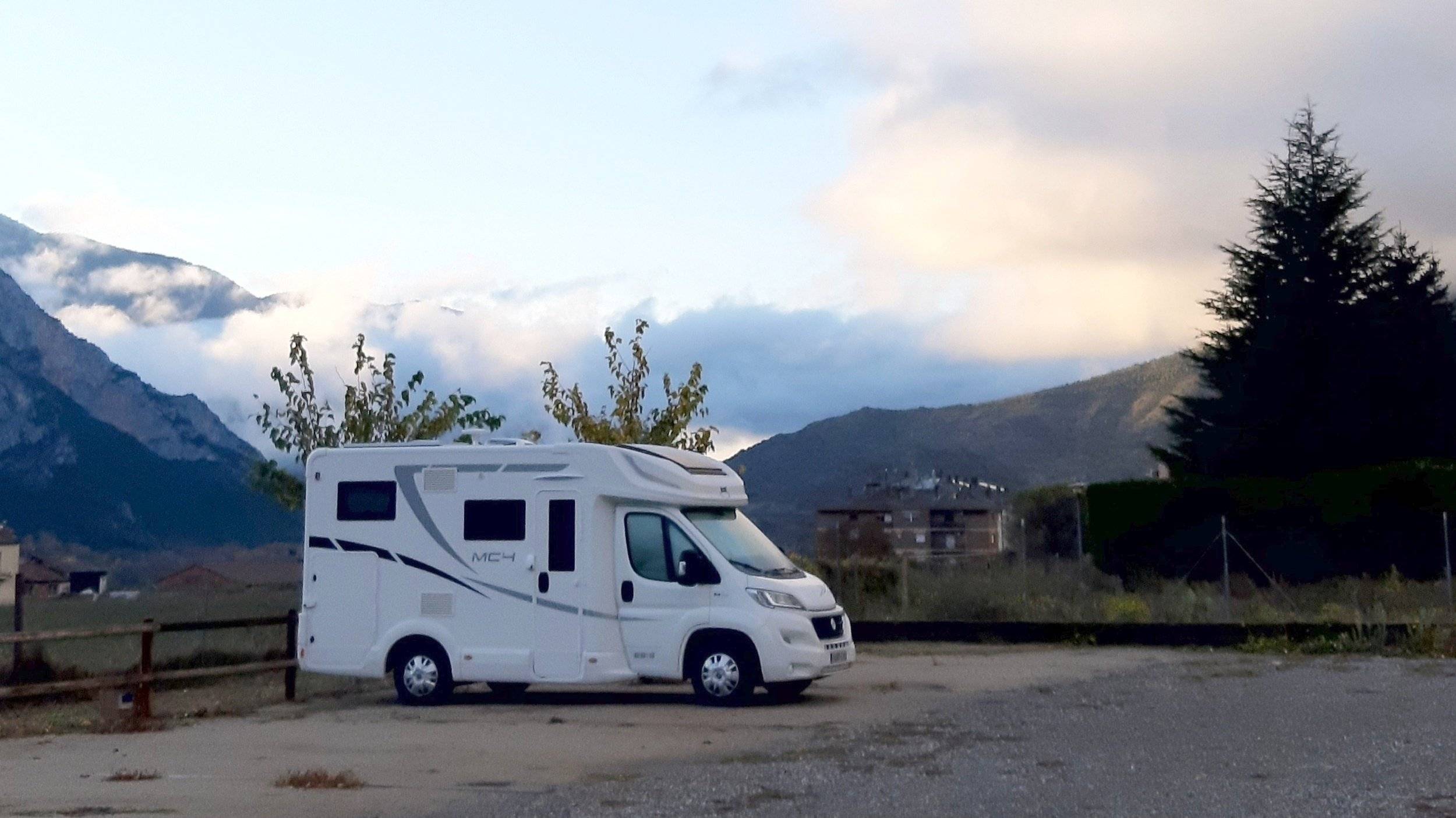 Vista del vehículo ángulo delantero Fiat FIAT DUCATO - Yescapa
