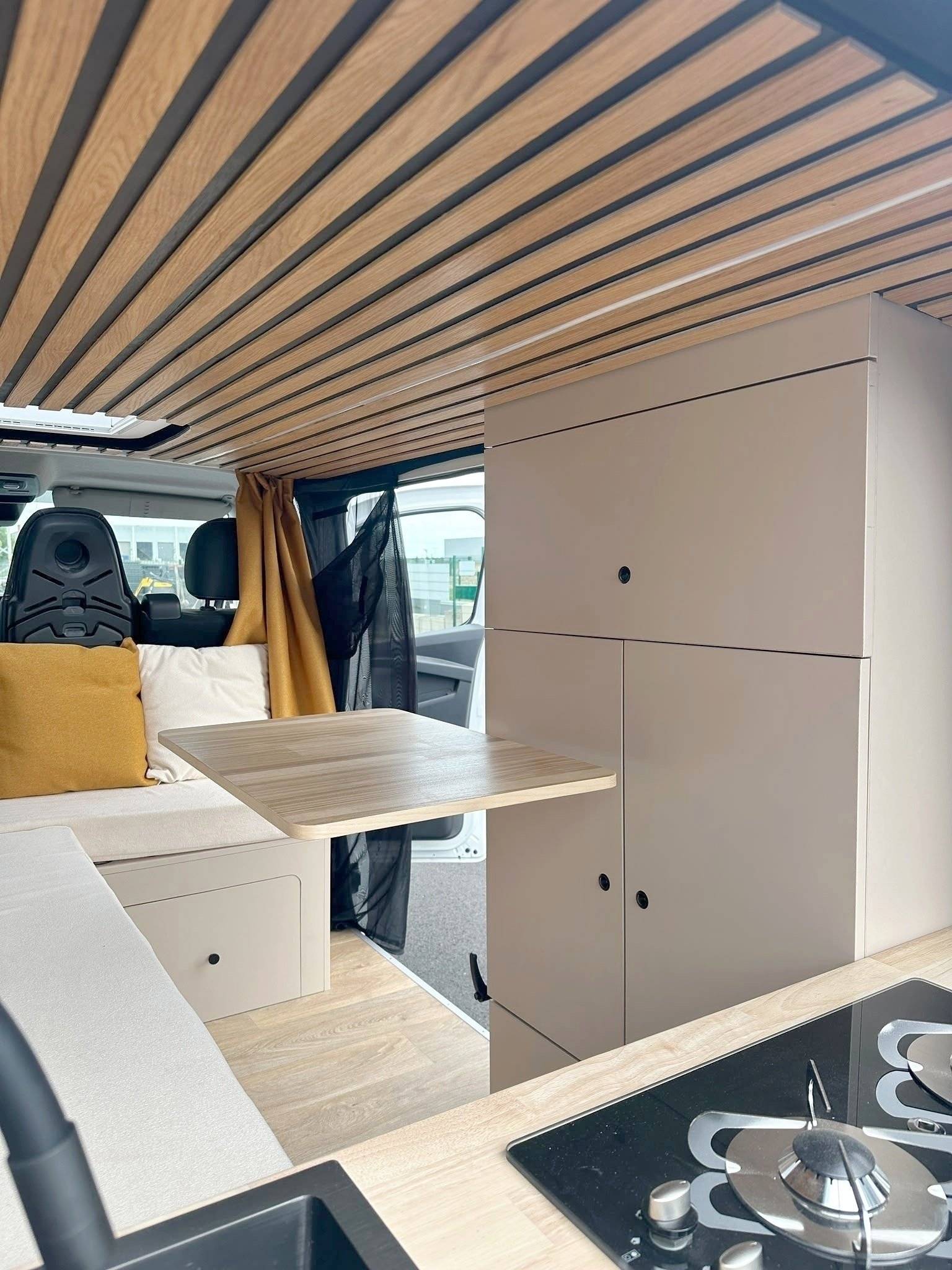 Dining area Renault Trafic 3 grand confort DCI 130 cv - Yescapa