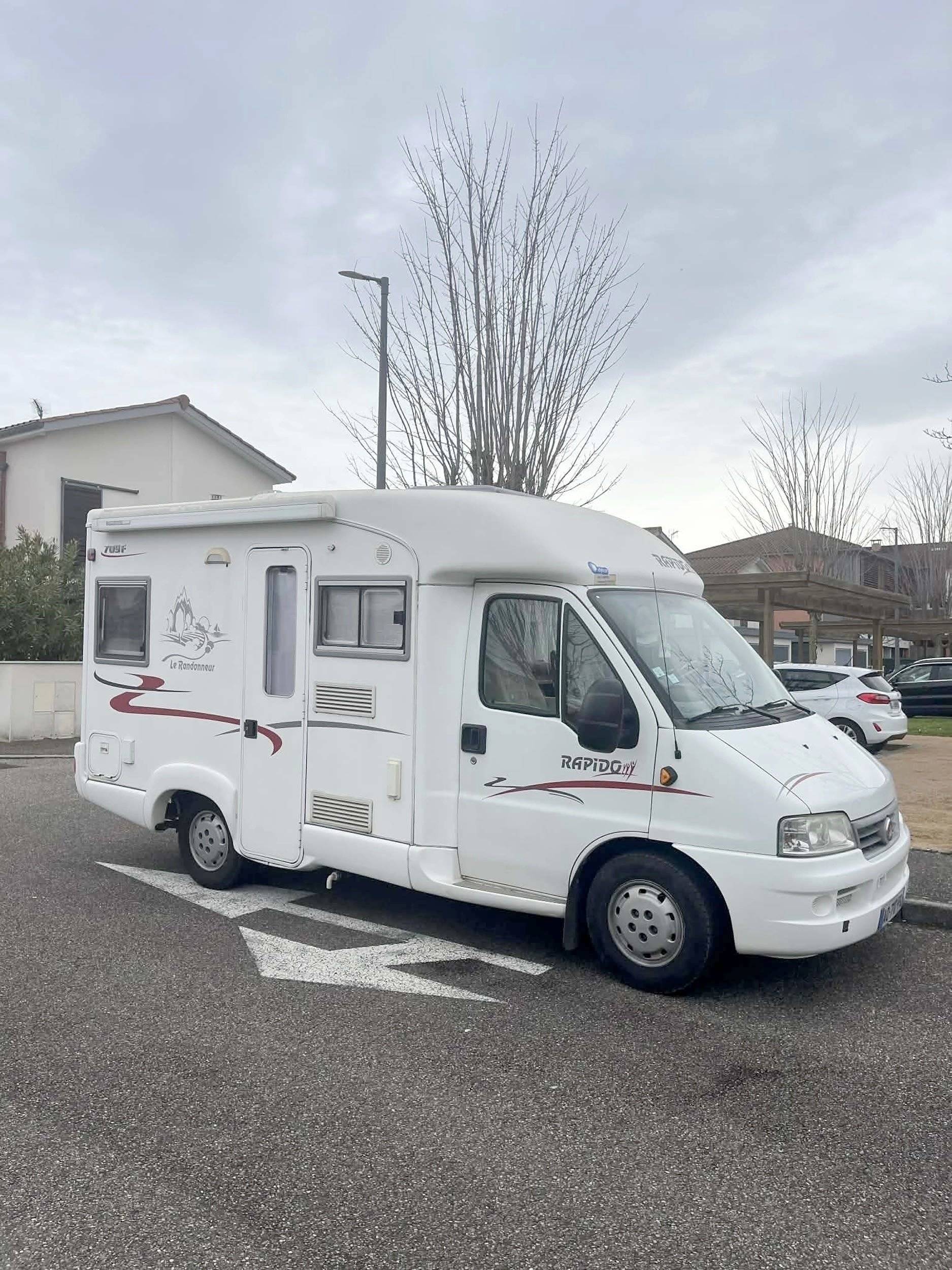 schräge Vorderansicht Fiat Ducato 2,8 JTD - Yescapa