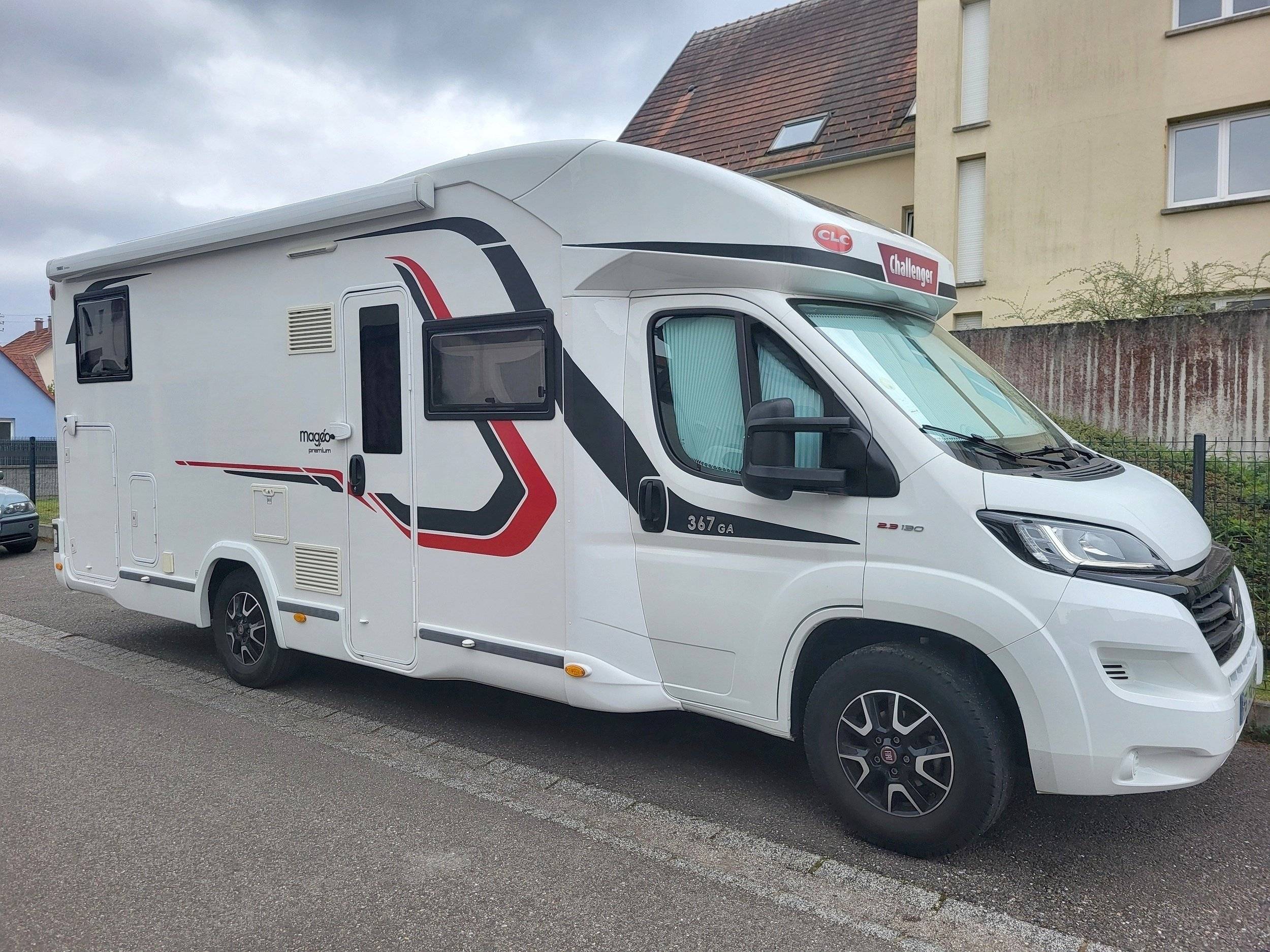 schräge Vorderansicht Fiat 2,3 l 130 ch - Yescapa