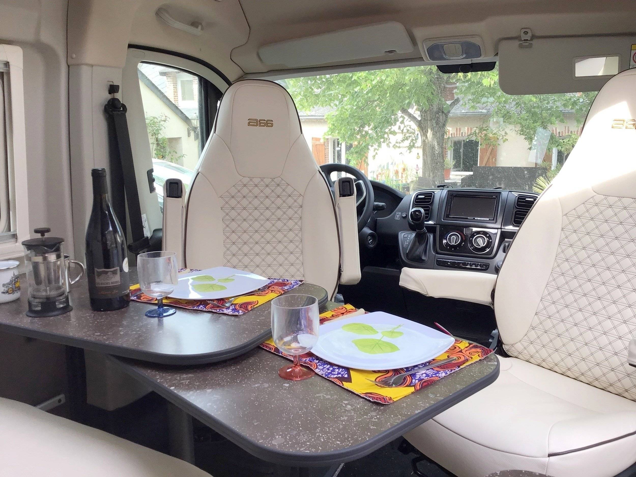 Dining Area Fiat Ducato 2,2 140cv - Yescapa