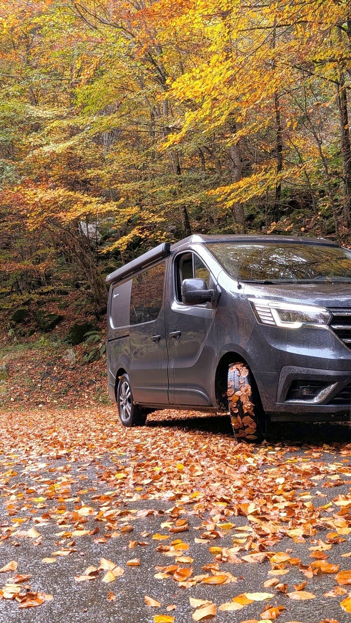 Vista del vehicle angle davanter Renault Trafic 2,5 l 150 ch - Yescapa