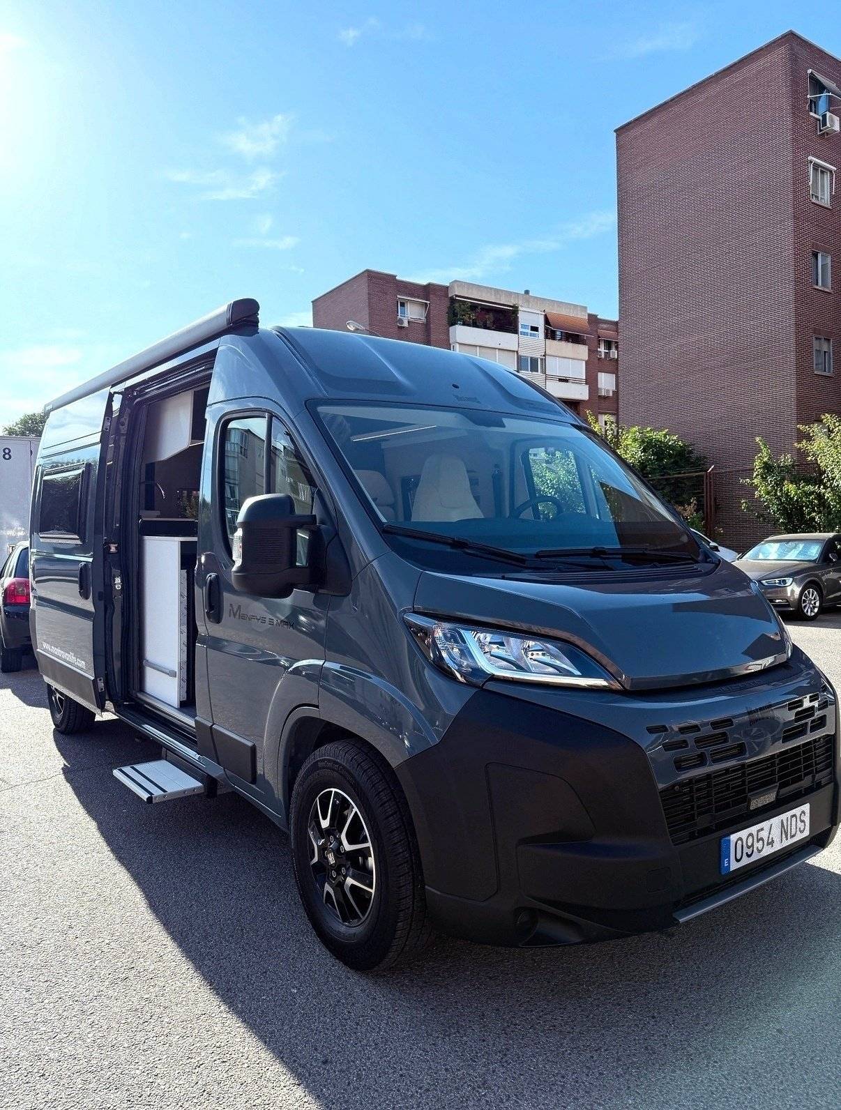 Vista del vehículo ángulo delantero Fiat Fiat Ducato, 2.3 l 140 Multijet, Euro 6d-Temp - Yescapa